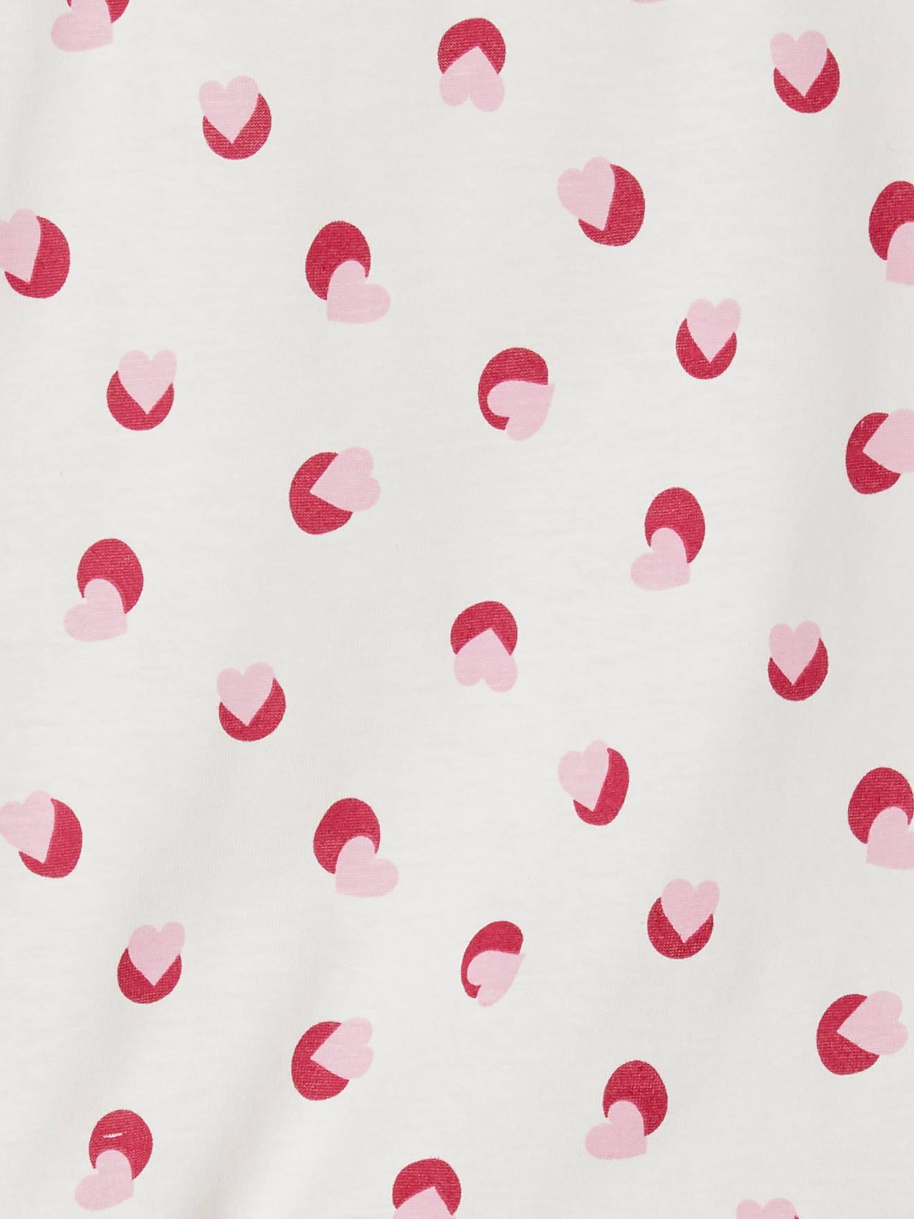 Conjunto de 2 pijamas com shorts lisos brancos claros e estampas.