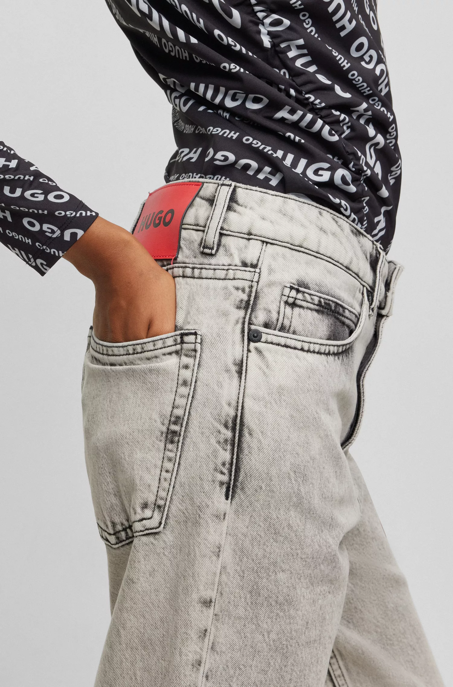 HUGO Vermelho - Calça jeans mom de modelagem relaxada em denim desbotado