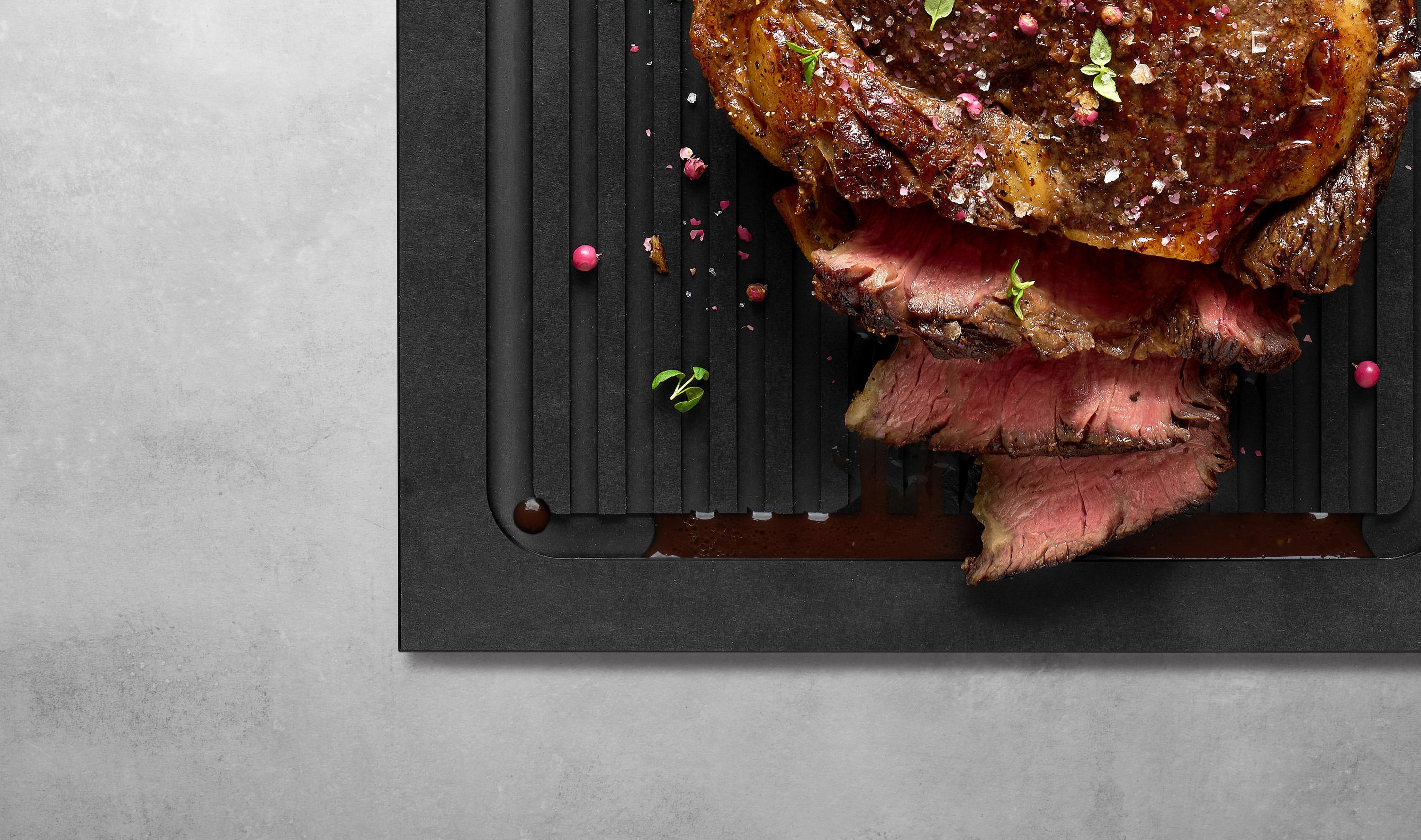 Cut & Serve Schneidebrett mit Rillen von WOLL
