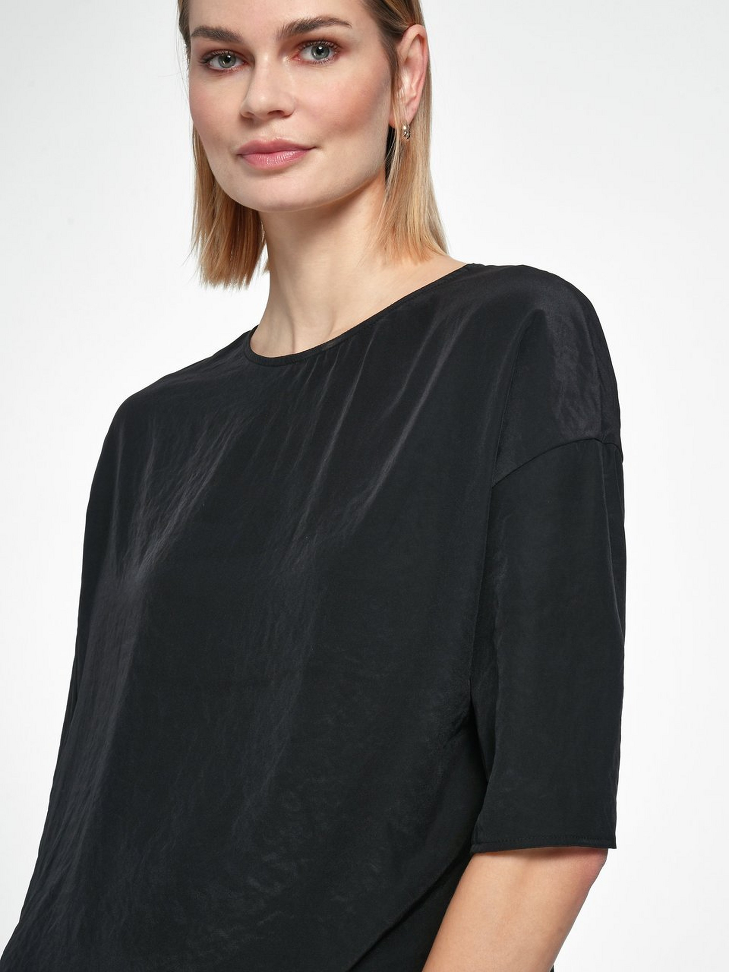 Bluse mit überschnittener Schulter
