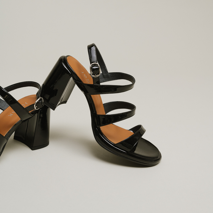 Sandales à brides  en vernis noir