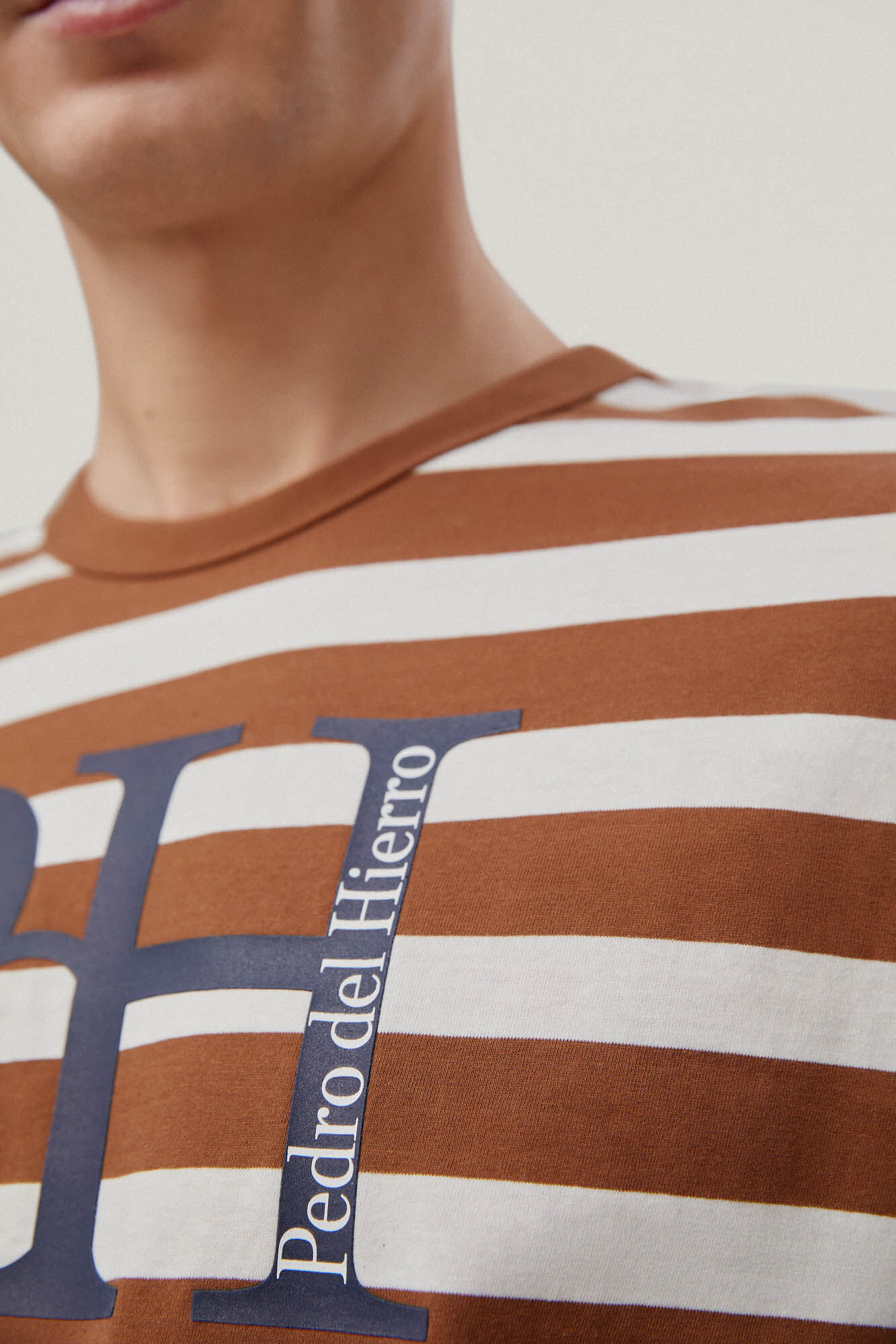 Camiseta com logo listrado - Marrom