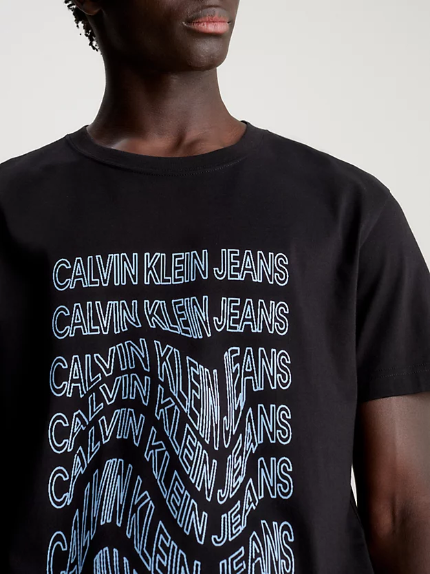 Camiseta com logotipo