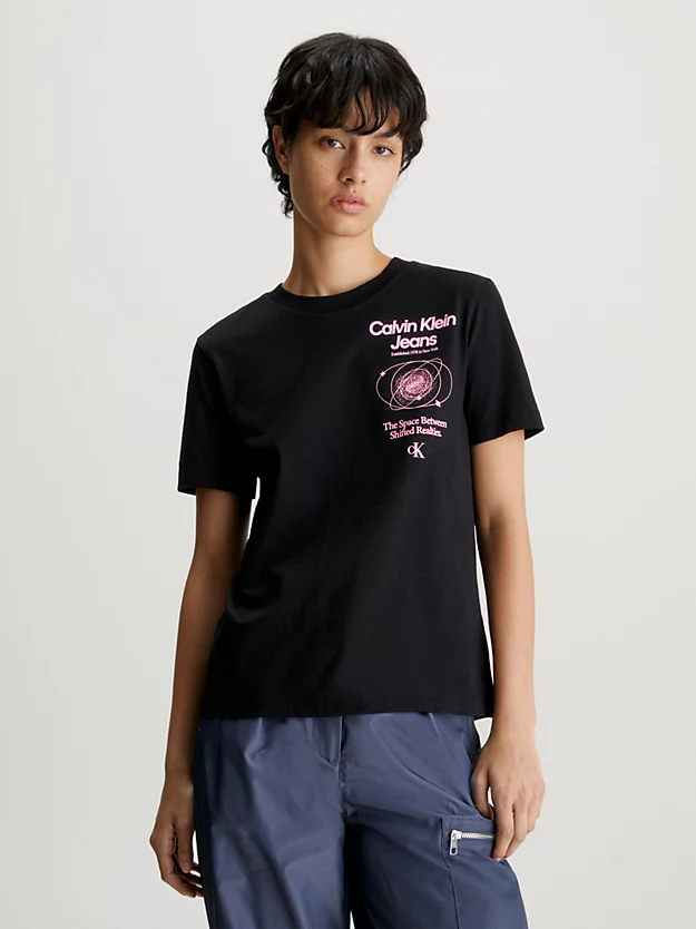 Camiseta estampada com corte relaxado nas costas