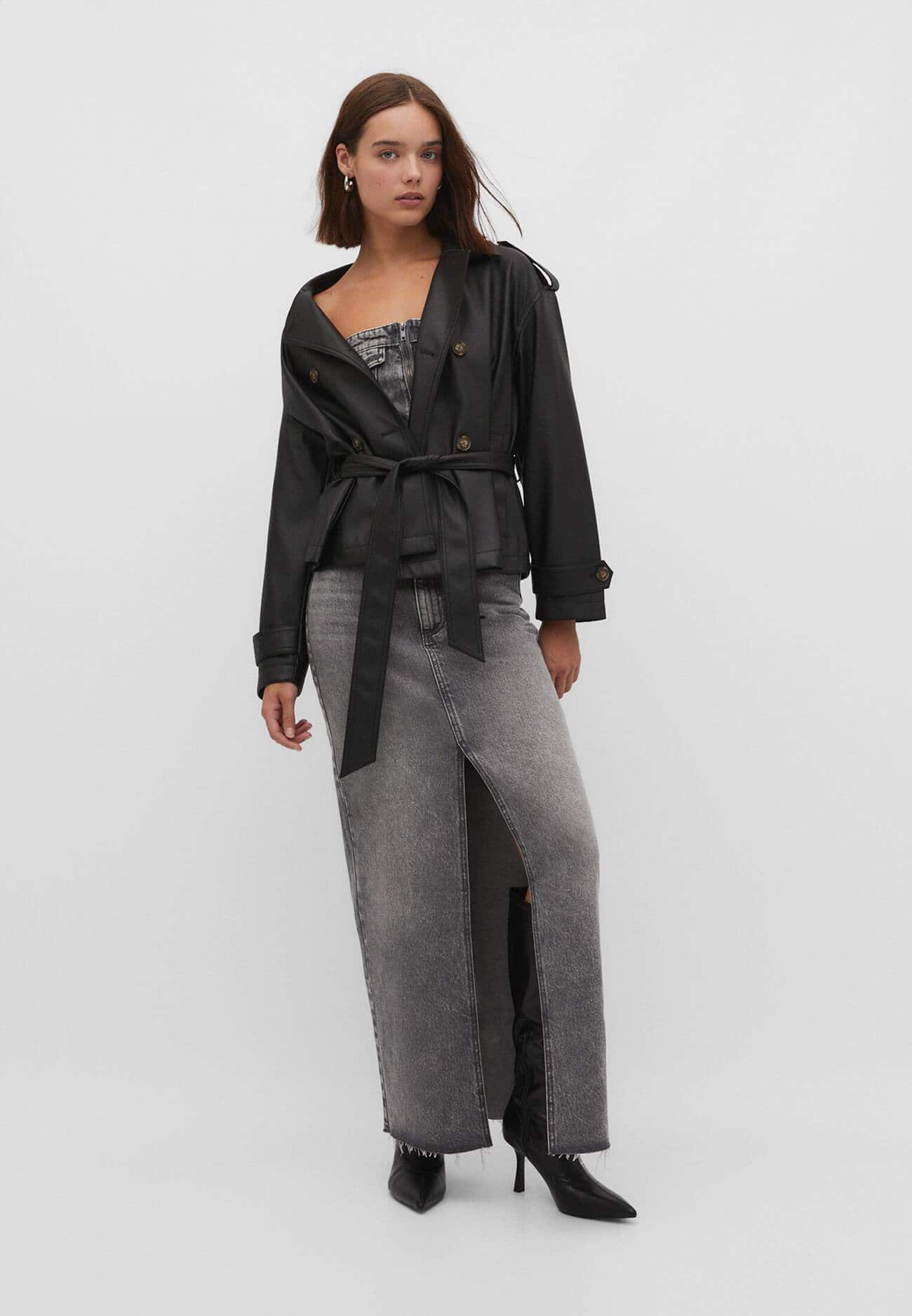 Trench coat curto com cinto de couro sintético
