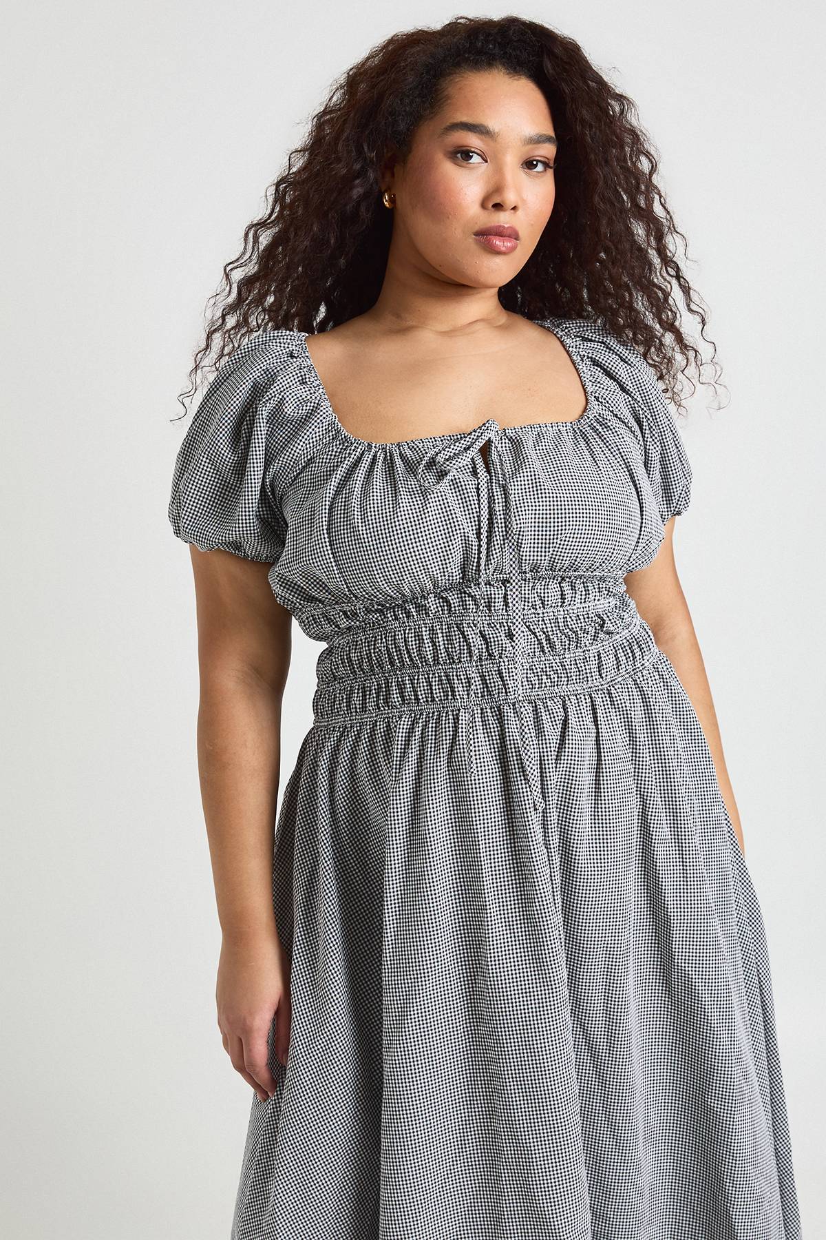 boohoo Robe Mi-longue Grande Taille À Taille Froncée Et Motif Vichy
