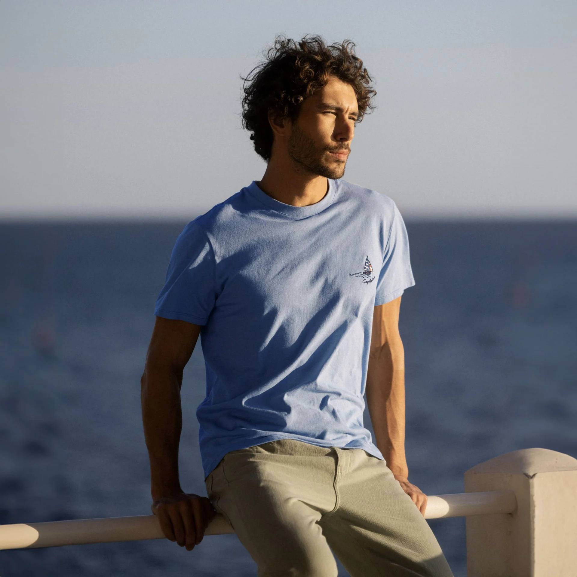 T-shirt bleu clair broderie poitrine capitaine coton et coton recyclé - modèle arcy