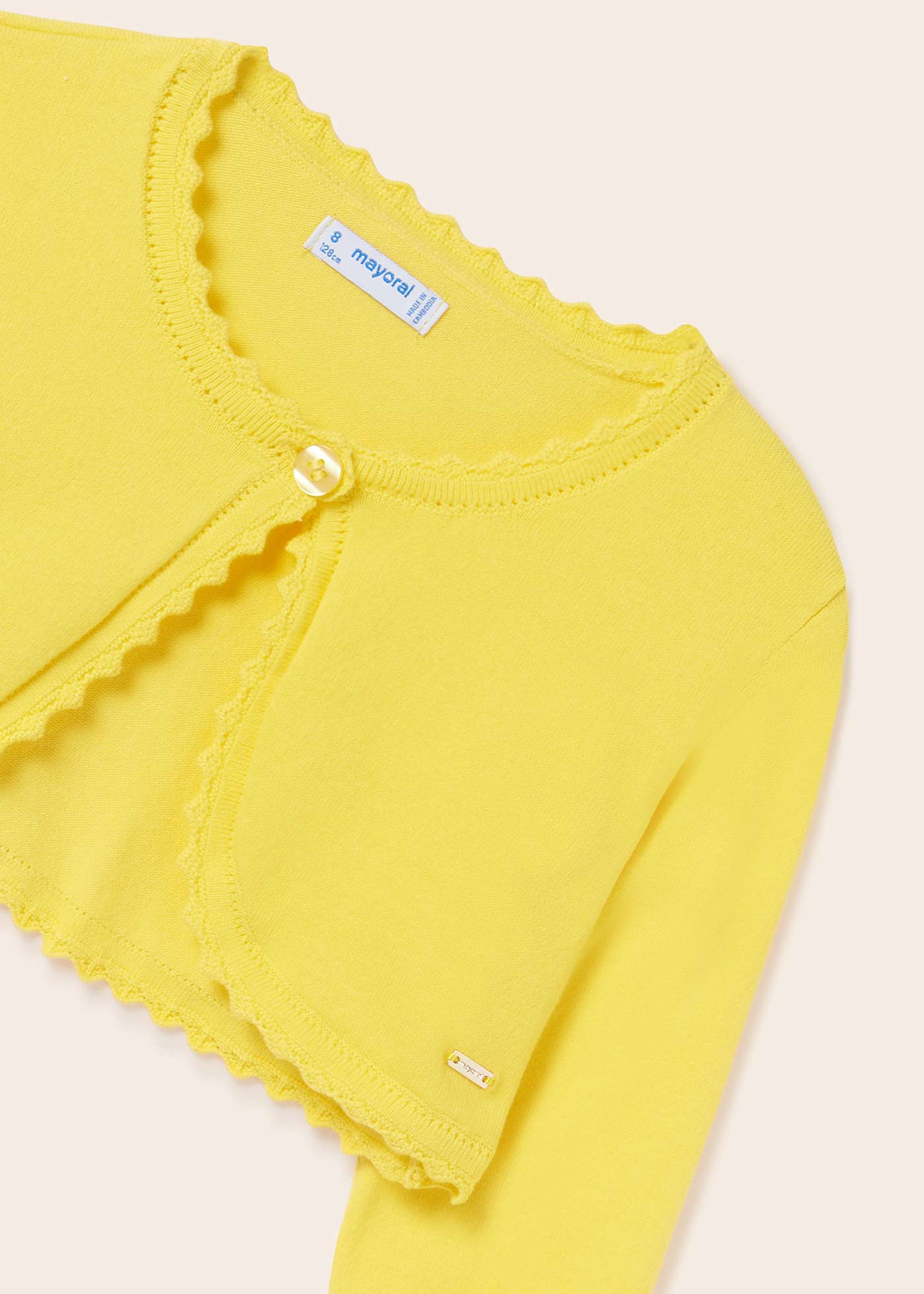 Casaquinho estilo bolero feito com algodão sustentável para meninas