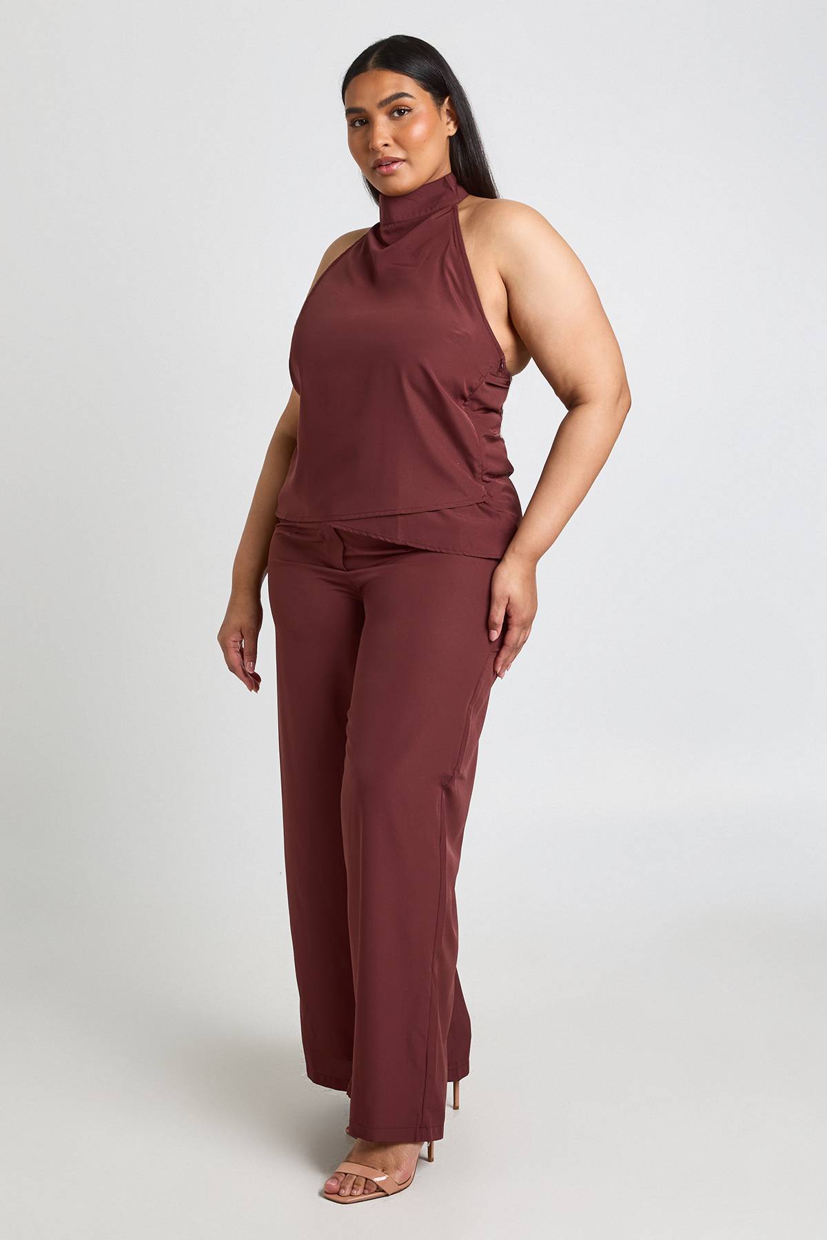 boohoo Ensemble Grande Taille Haut Dos Nu Col Montant Et Pantalon Large En Crêpe