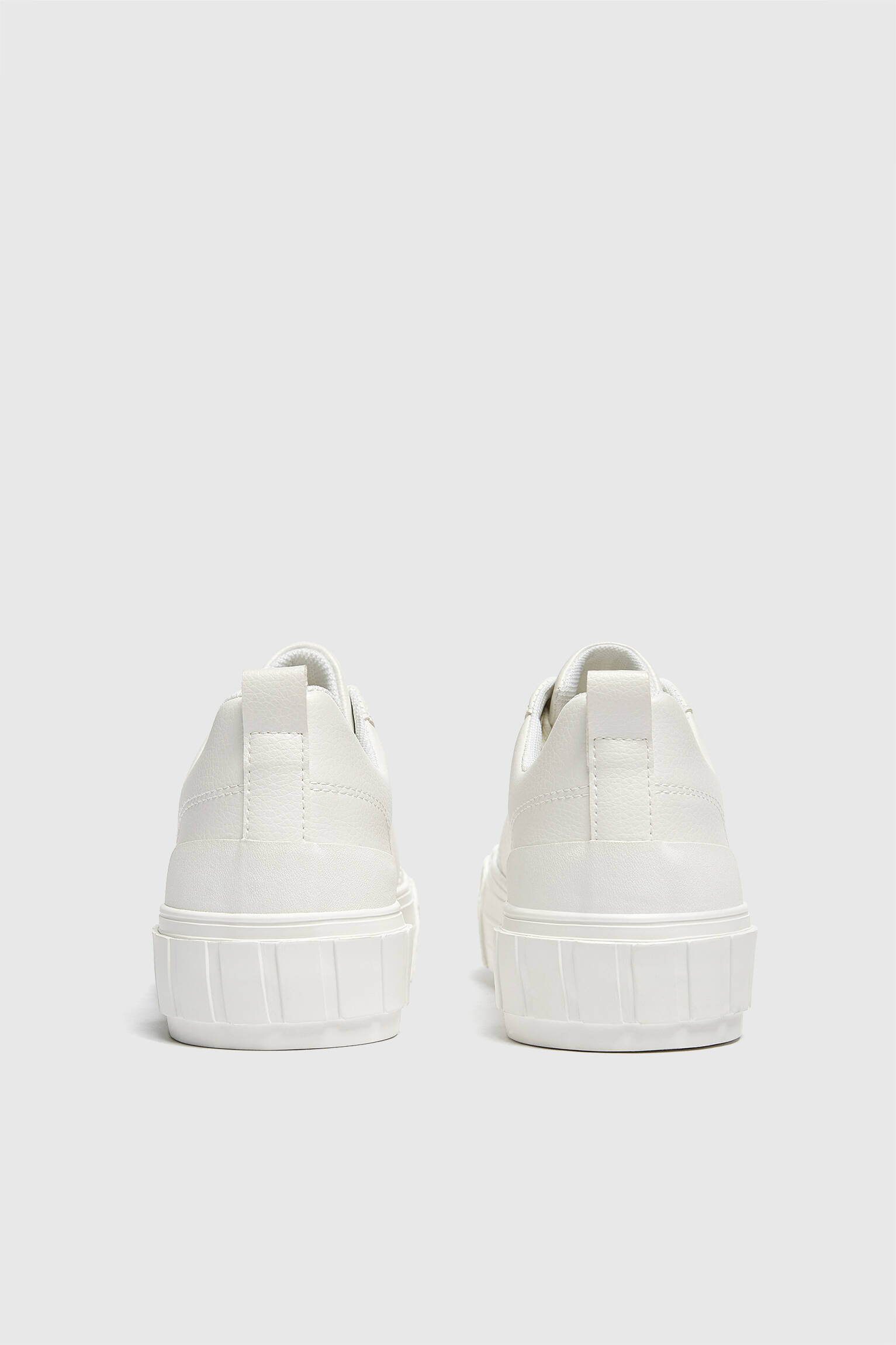 CHINELO COM DETALHE DE PUXADOR - BRANCO
