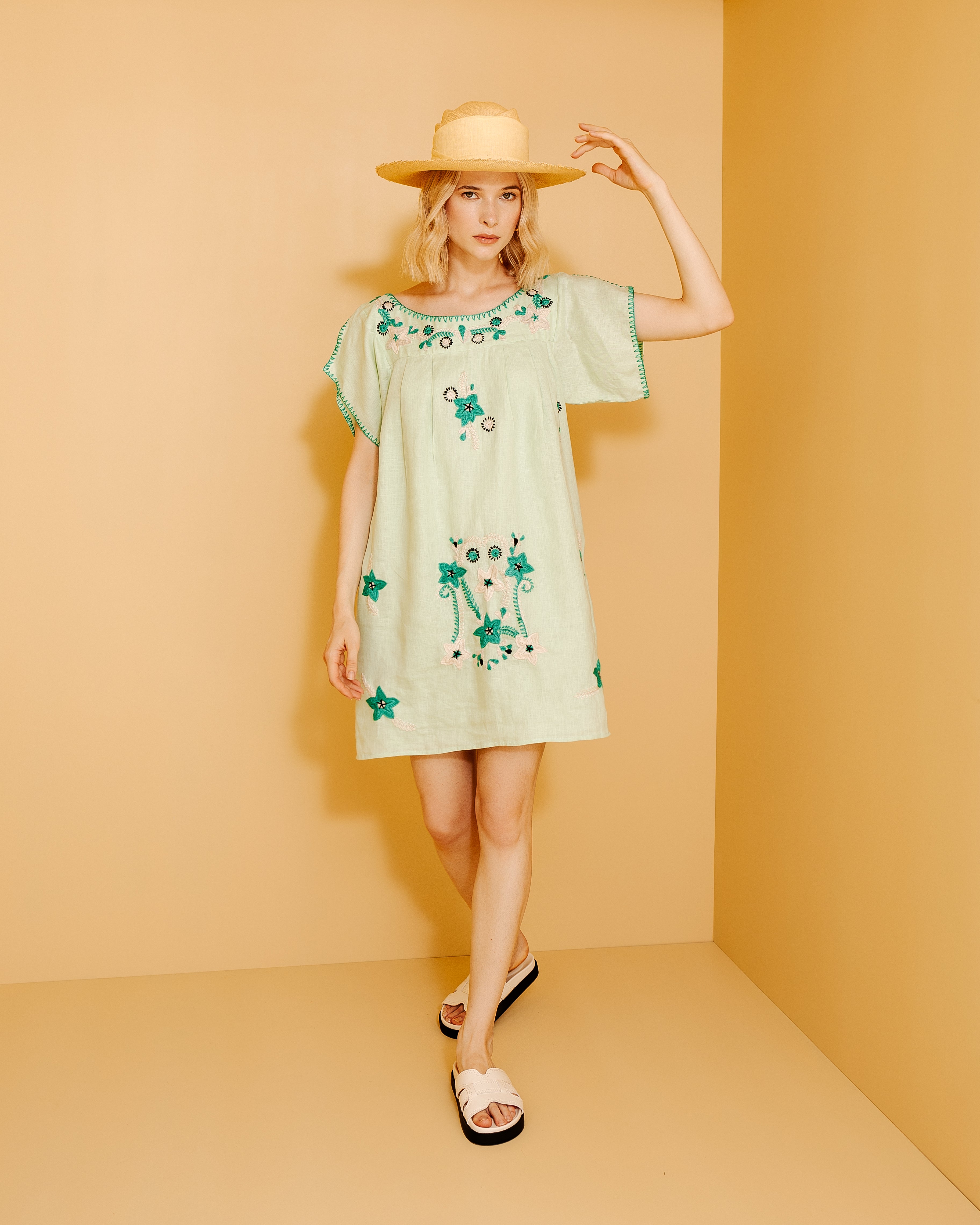 robe courte brodée à la main