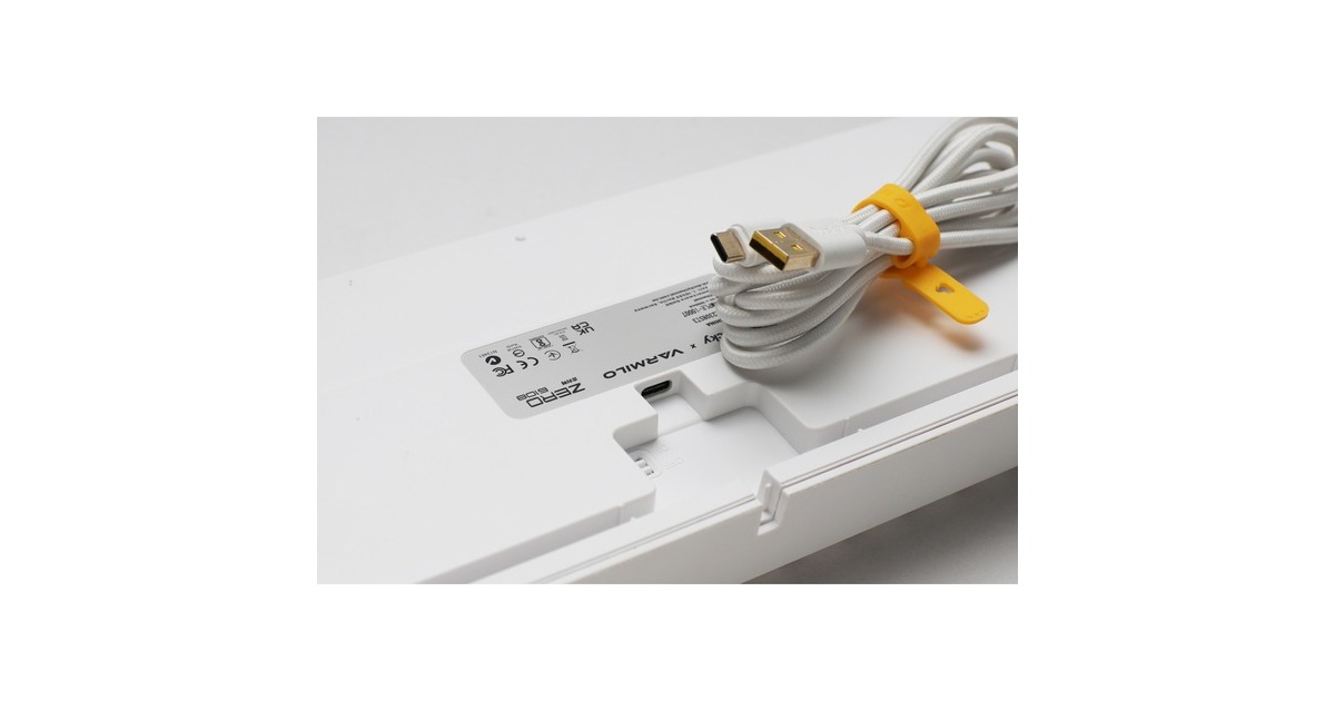DuckyZero 6108 Pure White, gaming toetsenbord  (Wit, US lay-out, Cherry MX2A Brown, RGB leds, Double-shot PBT, hot swap, 2.4GHz | Bluetooth | USB-C)