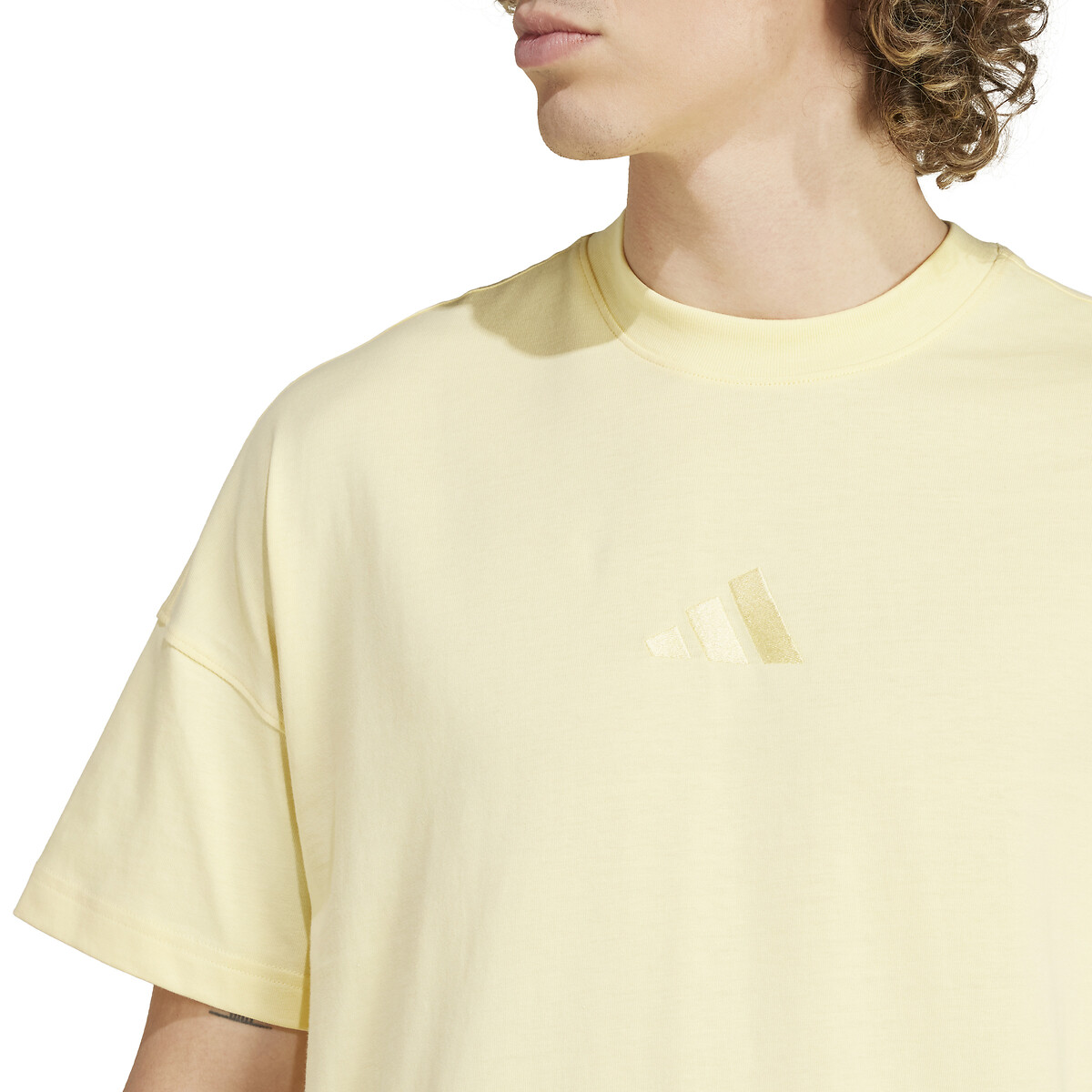 Camiseta adidas Performance em malha com logotipo tonal