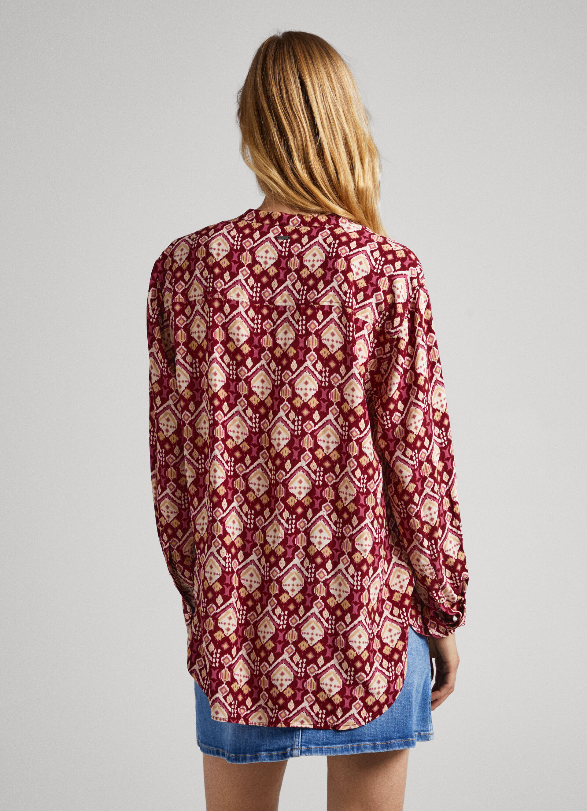 Blusa longa com estampa geométrica - multicolorida