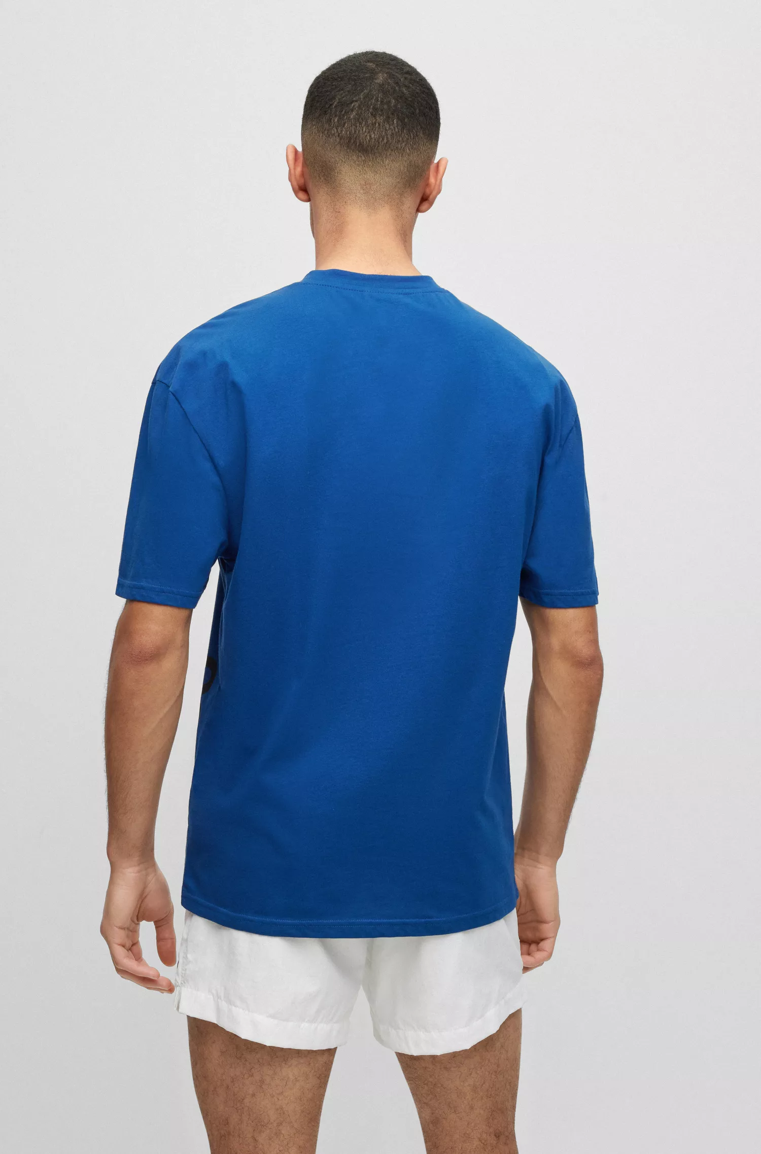 Camiseta HUGO vermelha em malha de algodão com logotipo vertical contrastante.