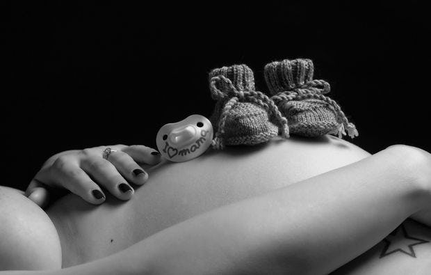 Babybauch-Fotoshooting bei Lugano als Geschenkidee