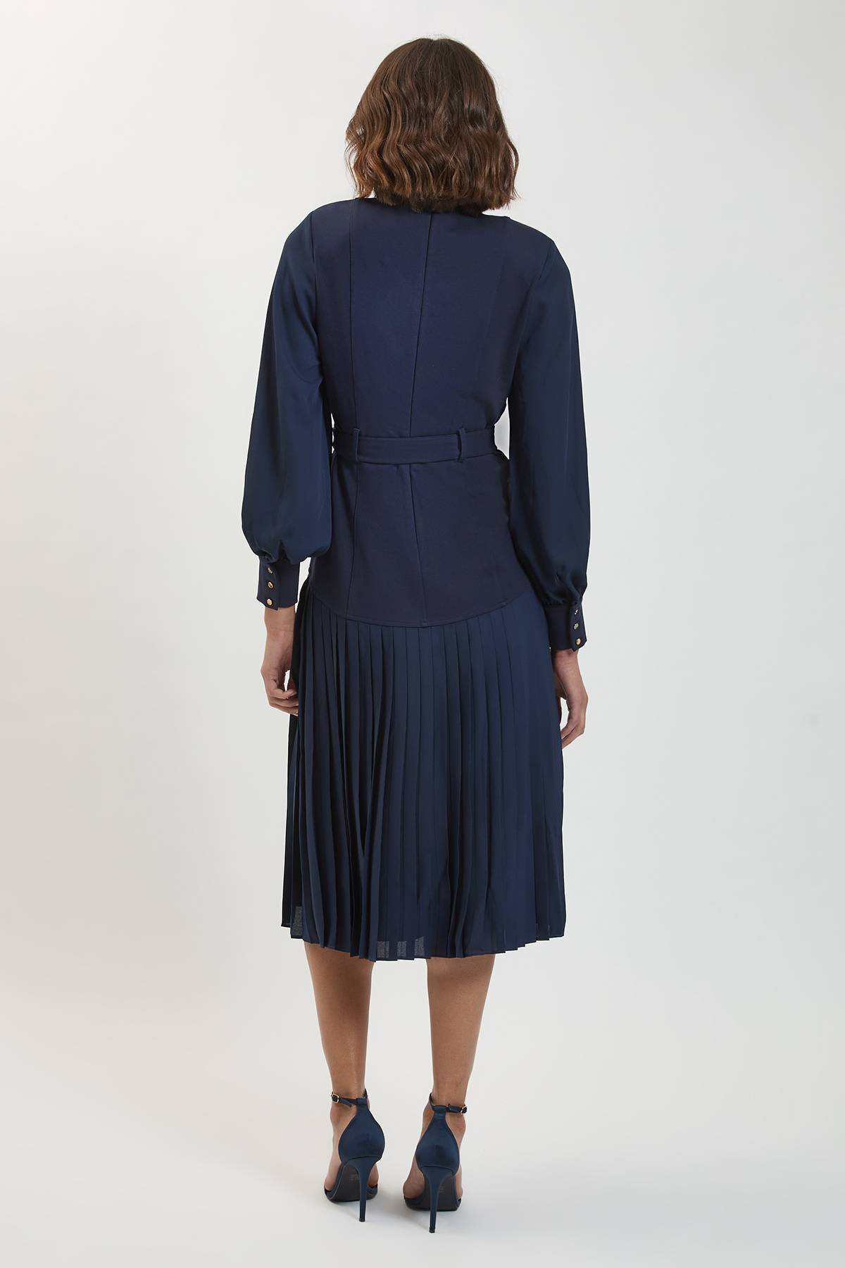 KarenMillen Robe Longue Plissée Petite Taille en Mélange Ponte et Georgette avec Manches Ballon et Détail Découpé