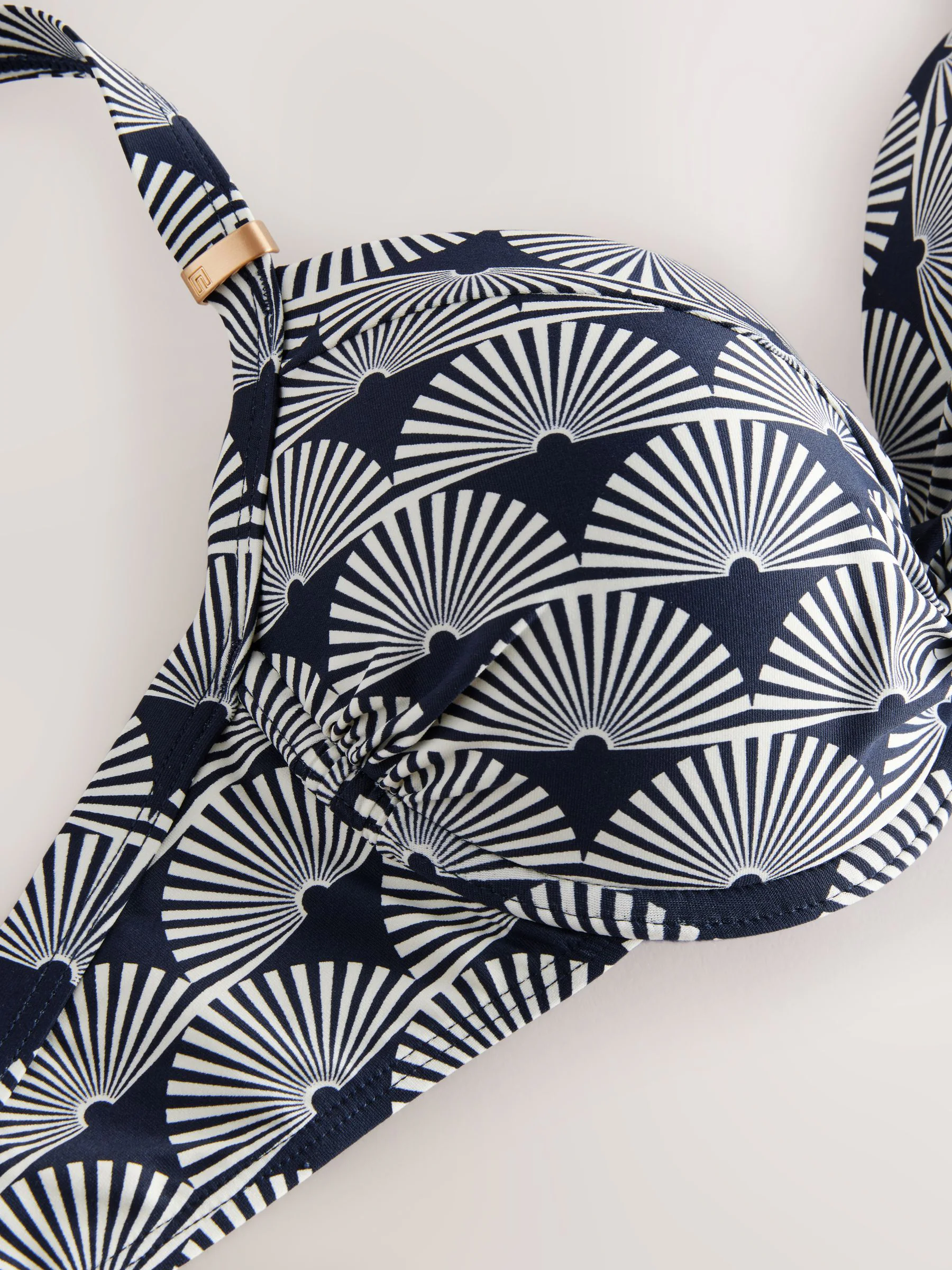 Marineblauw/wit met waaierprint - Buikcorrigerende bikinitop met vulling en beugel