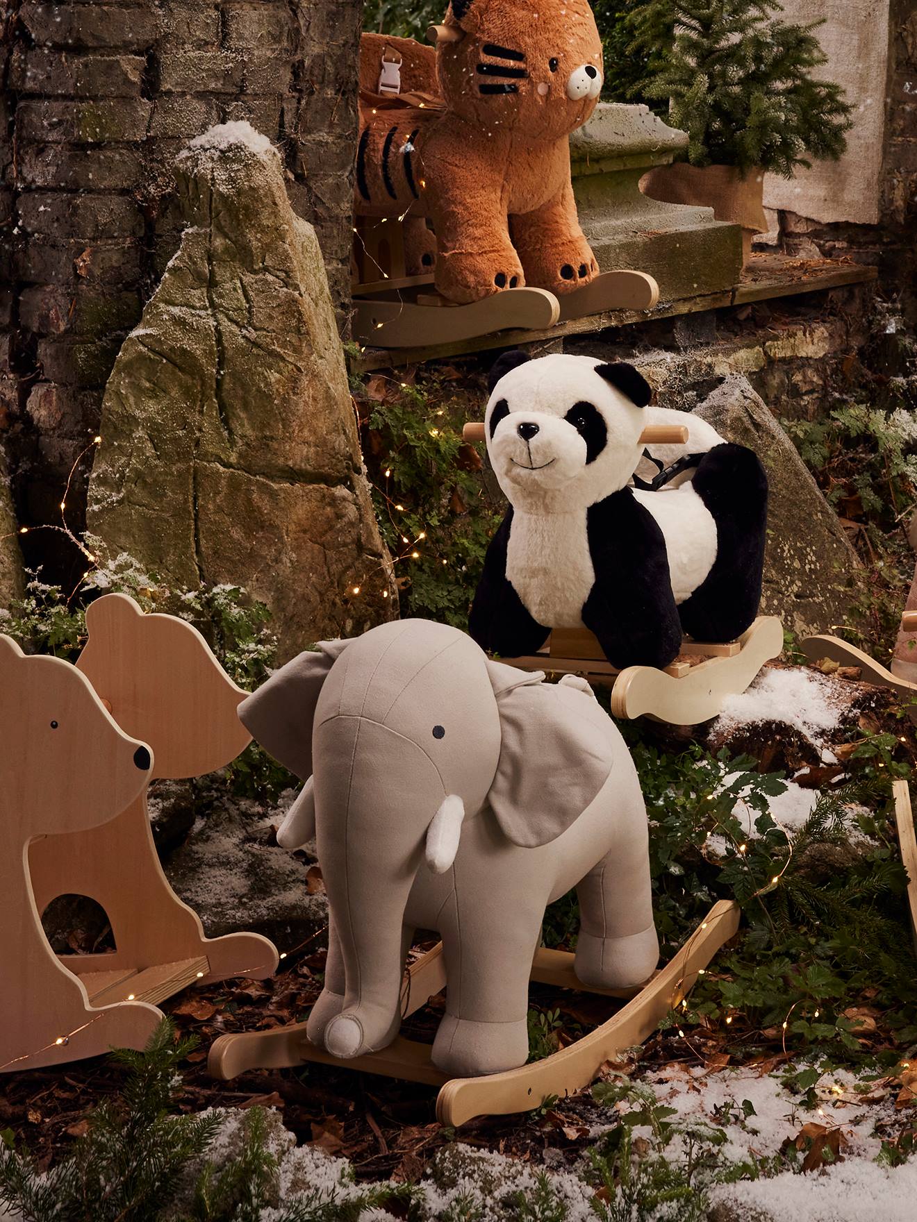 Elefante de balanço de madeira FSC® cinza médio liso com motivos.