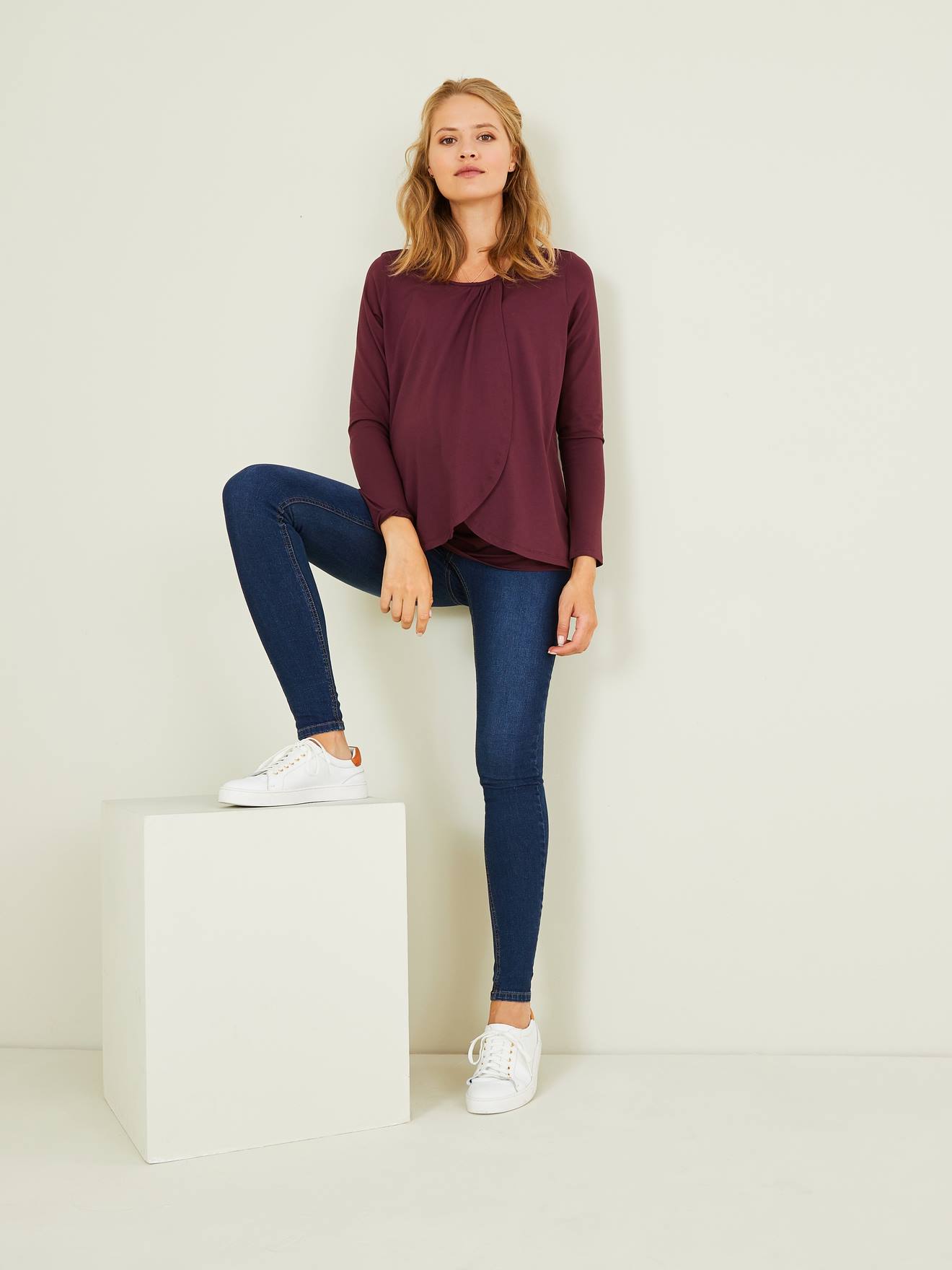 Blusa de maternidade e amamentação lisa em tom marrom escuro com bainhas cruzadas.