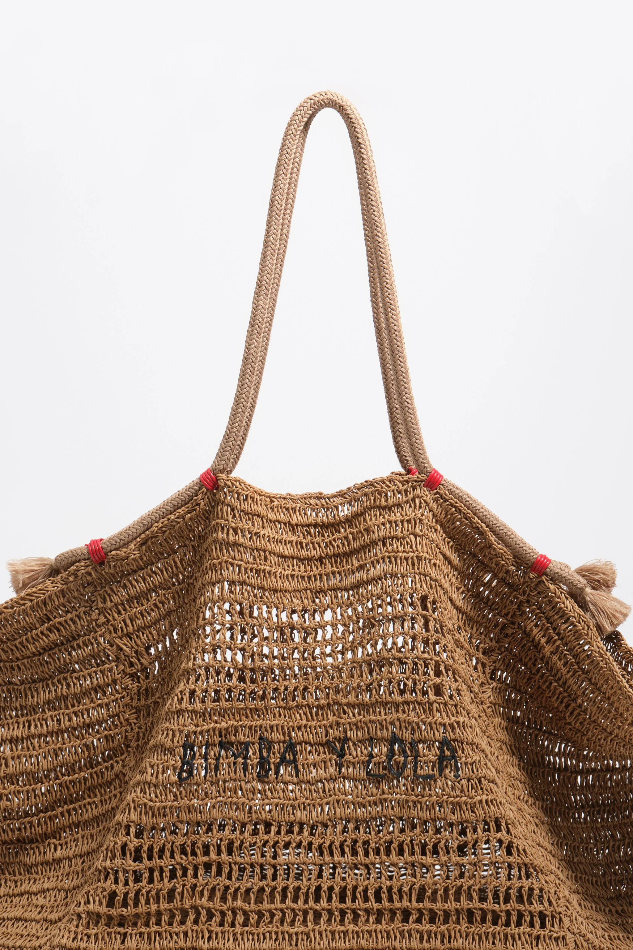 Bolsa de ombro grande em tom escuro natural com efeito ráfia.