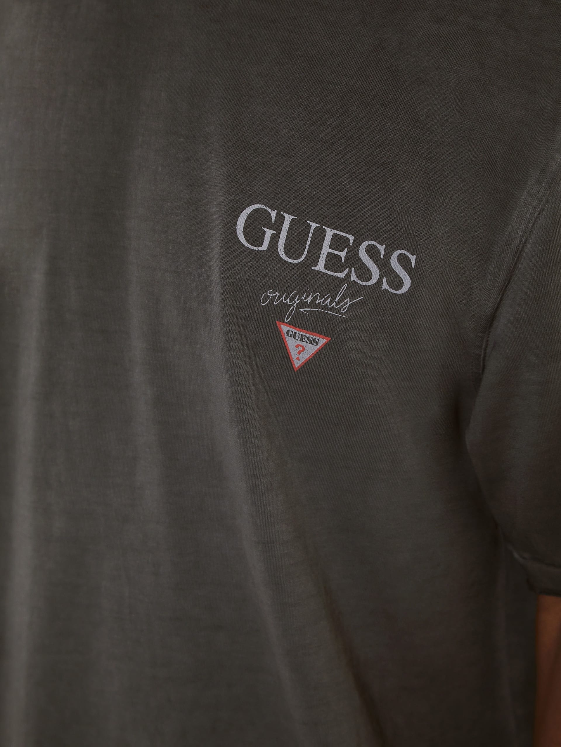 Camiseta GUESS Originals com Logo Empilhado