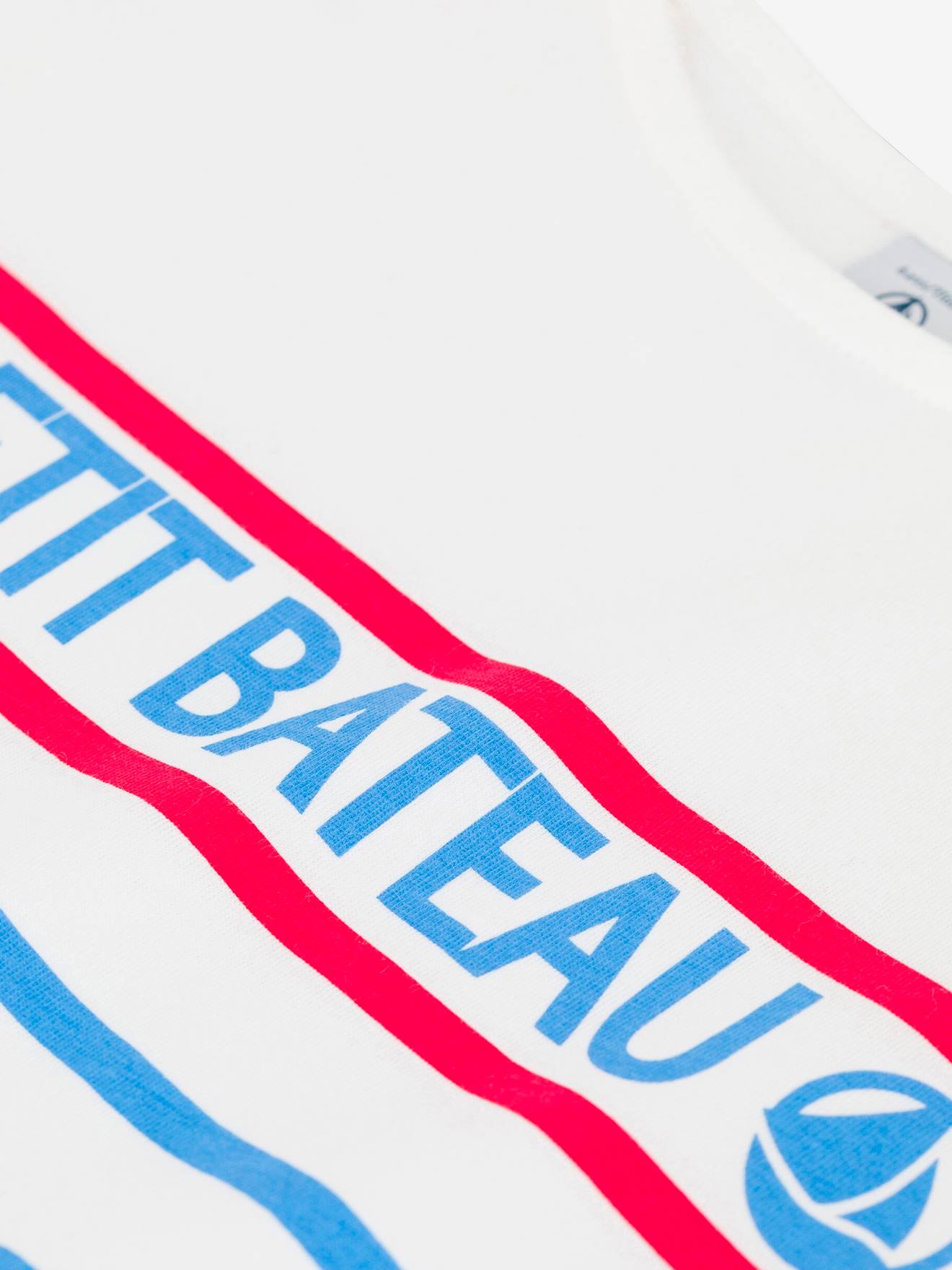 Camiseta infantil PETIT BATEAU de algodão listrado azul claro e manga curta.