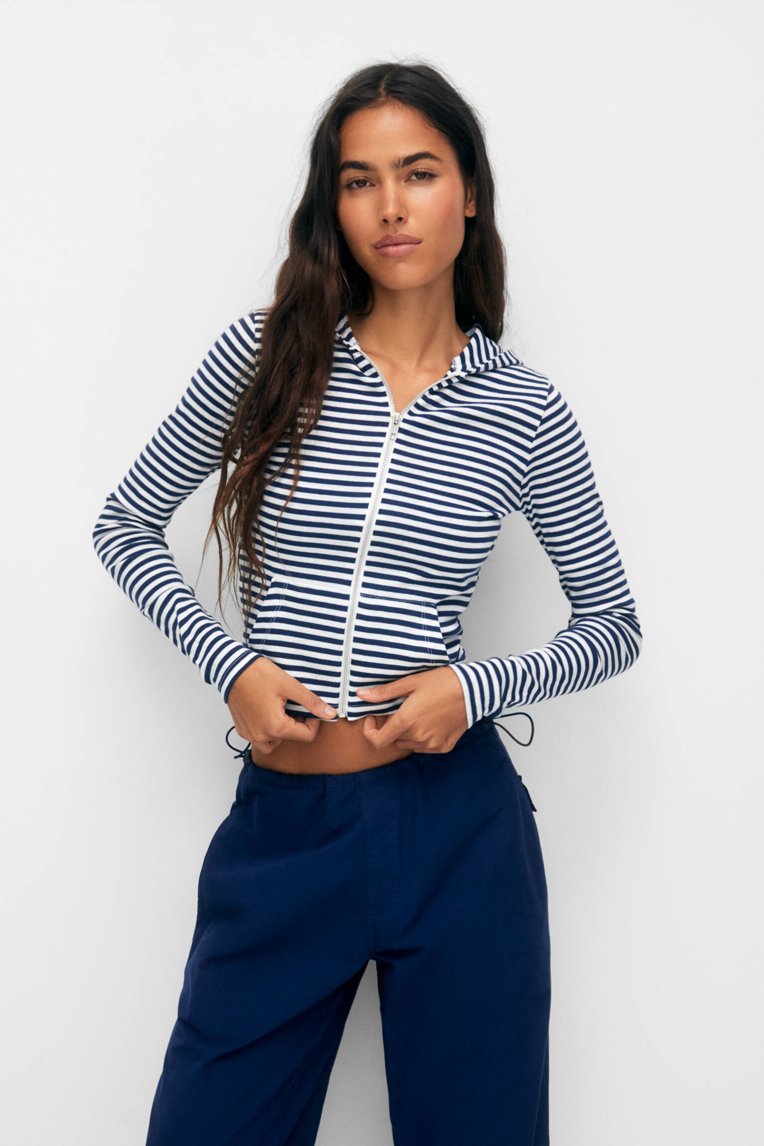 JAQUETA COM CAPUZ LISTRADA - AZUL MARINHO