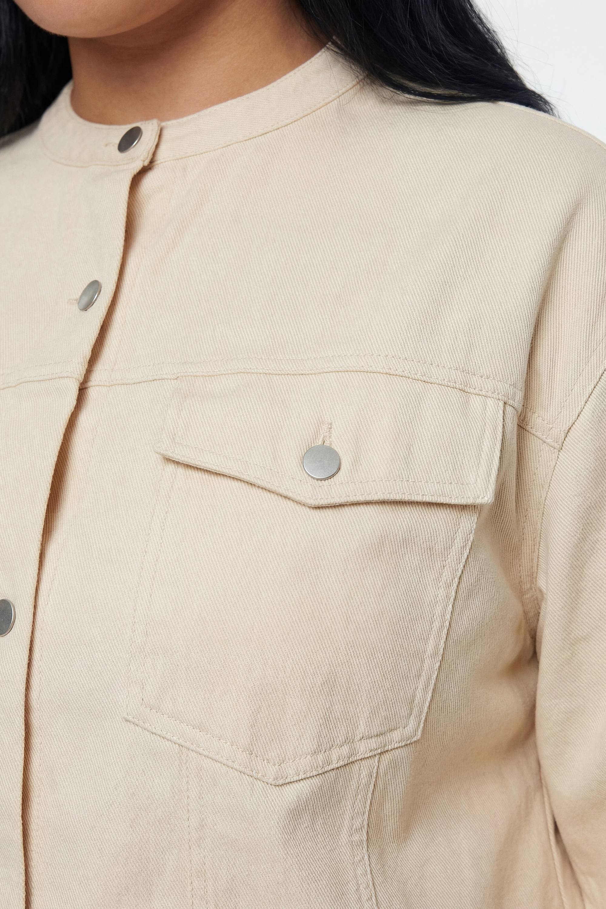 boohoo Chemise Grande Taille En Sergé Sans Col Avec Taille Cintrée