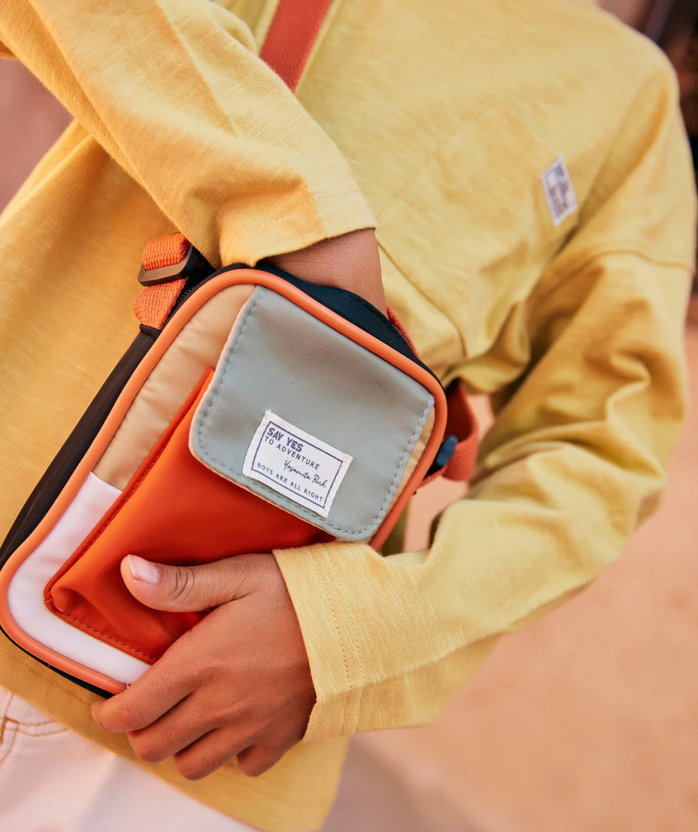 SAC À BANDOULIÈRE GARÇON COLORÉ AVEC PATCH BRODÉ