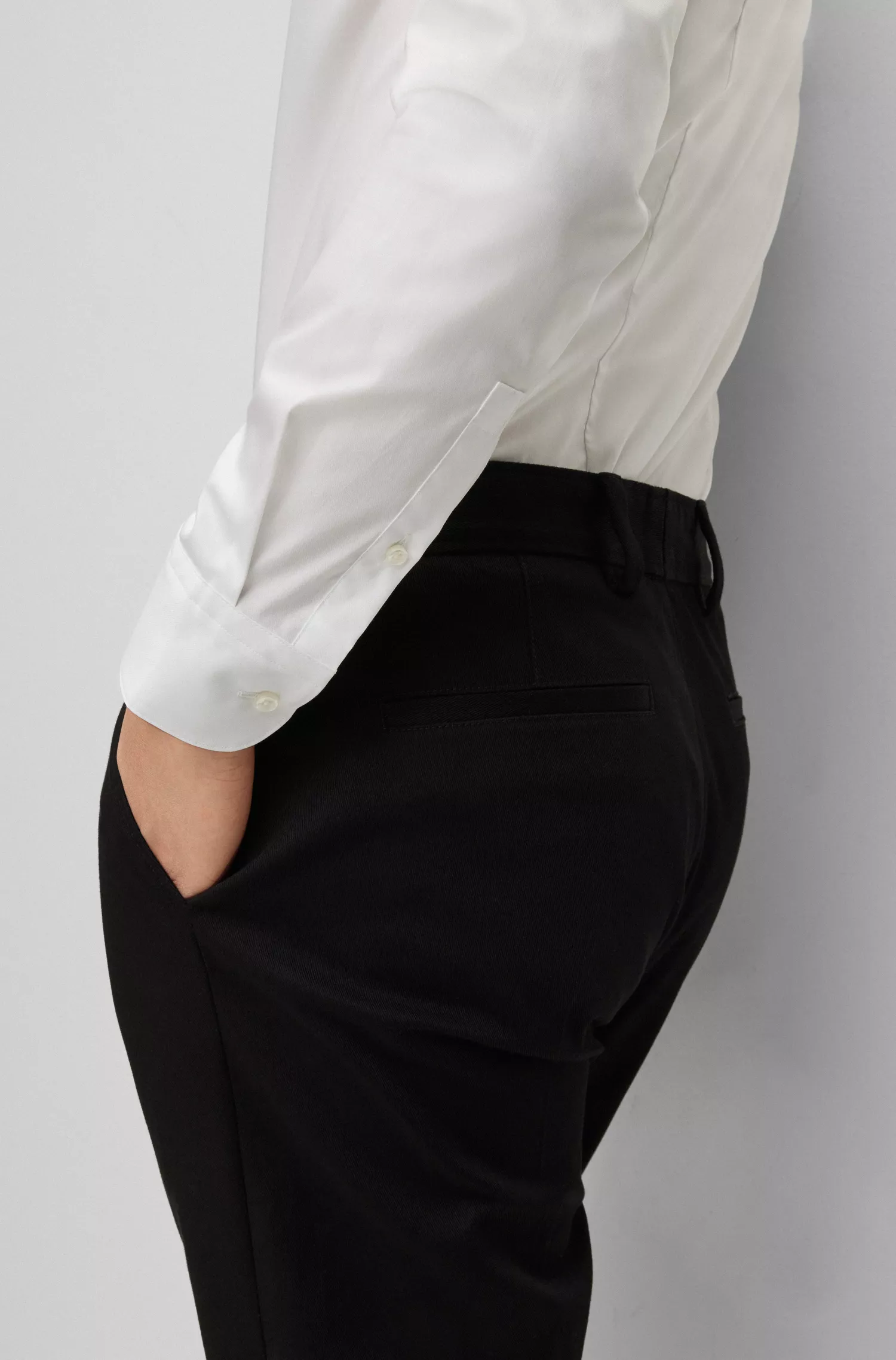 Camisa BOSS preta de corte slim em popeline de algodão fácil de passar.