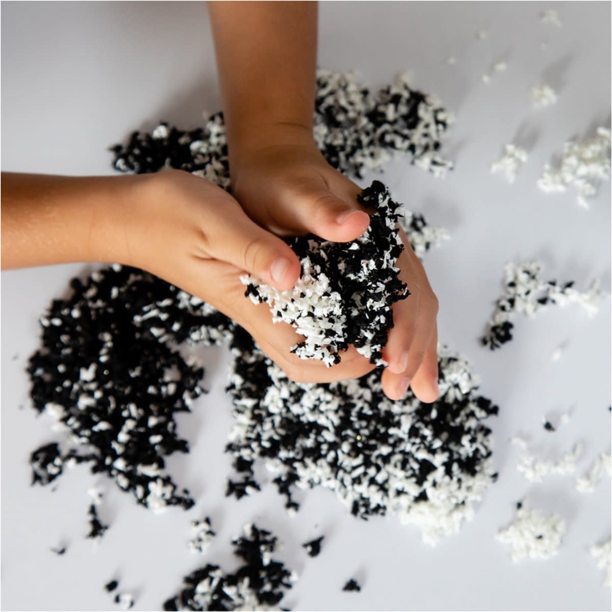 Learning Resources Playfoam Pluffle™ Twist Black & White