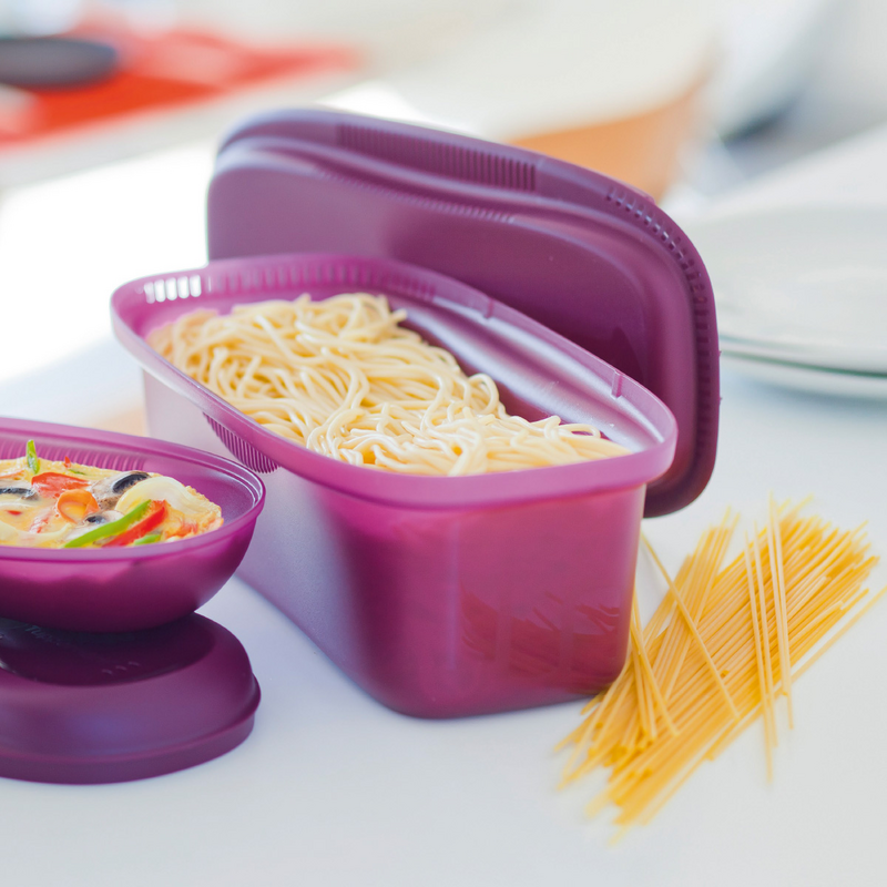 Mikro-Pastameister Zubereiten von Spaghetti und Nudeln in der Mikrowelle