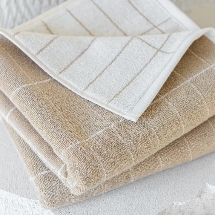 Mette Ditmer - Tile Badetuch 70 x 140 cm, schwarz / off-white