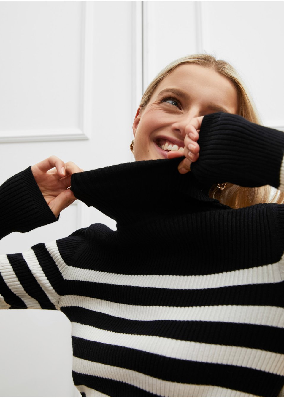 Pull col roulé rayé