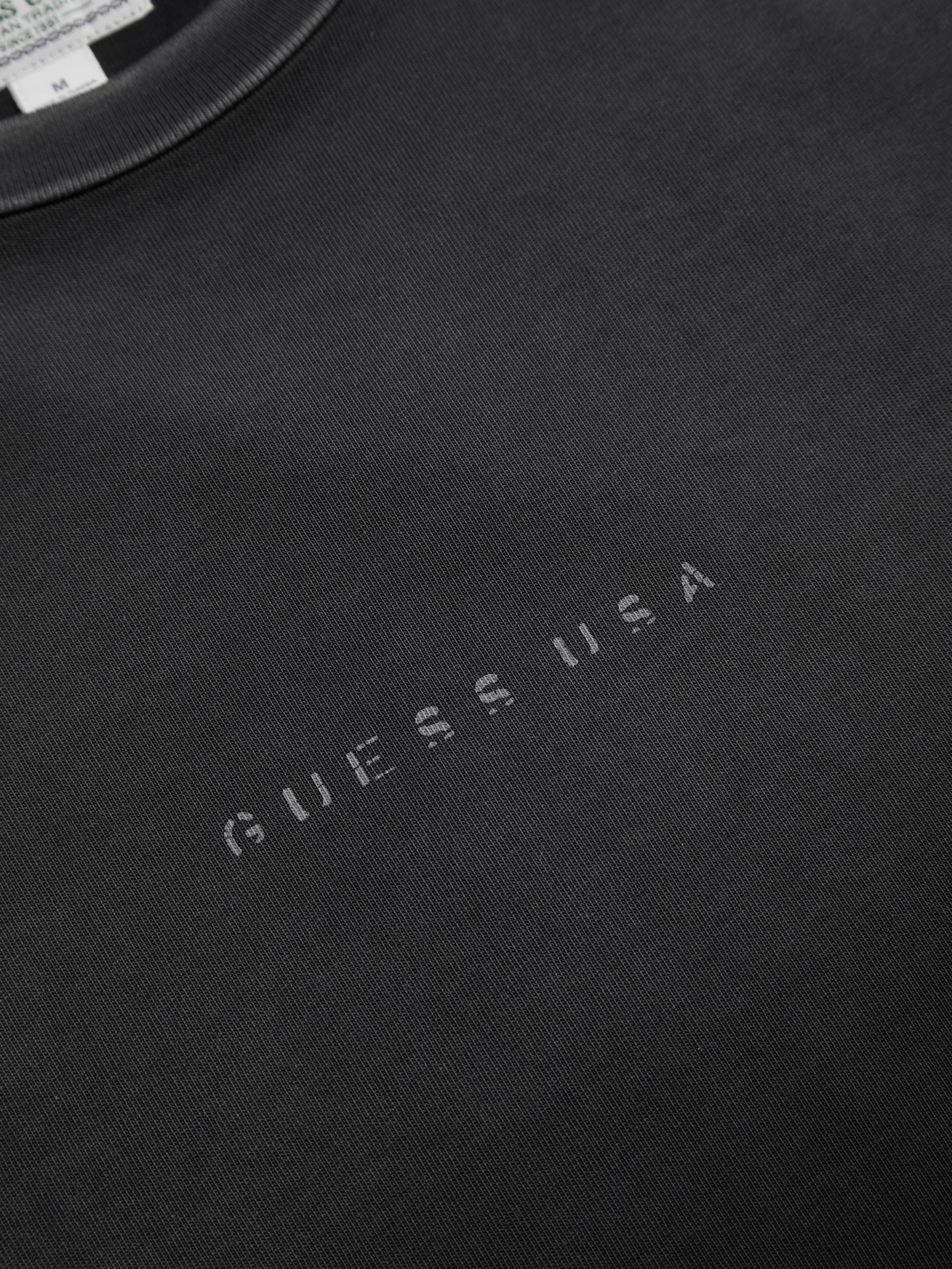 camiseta com logo desgastado