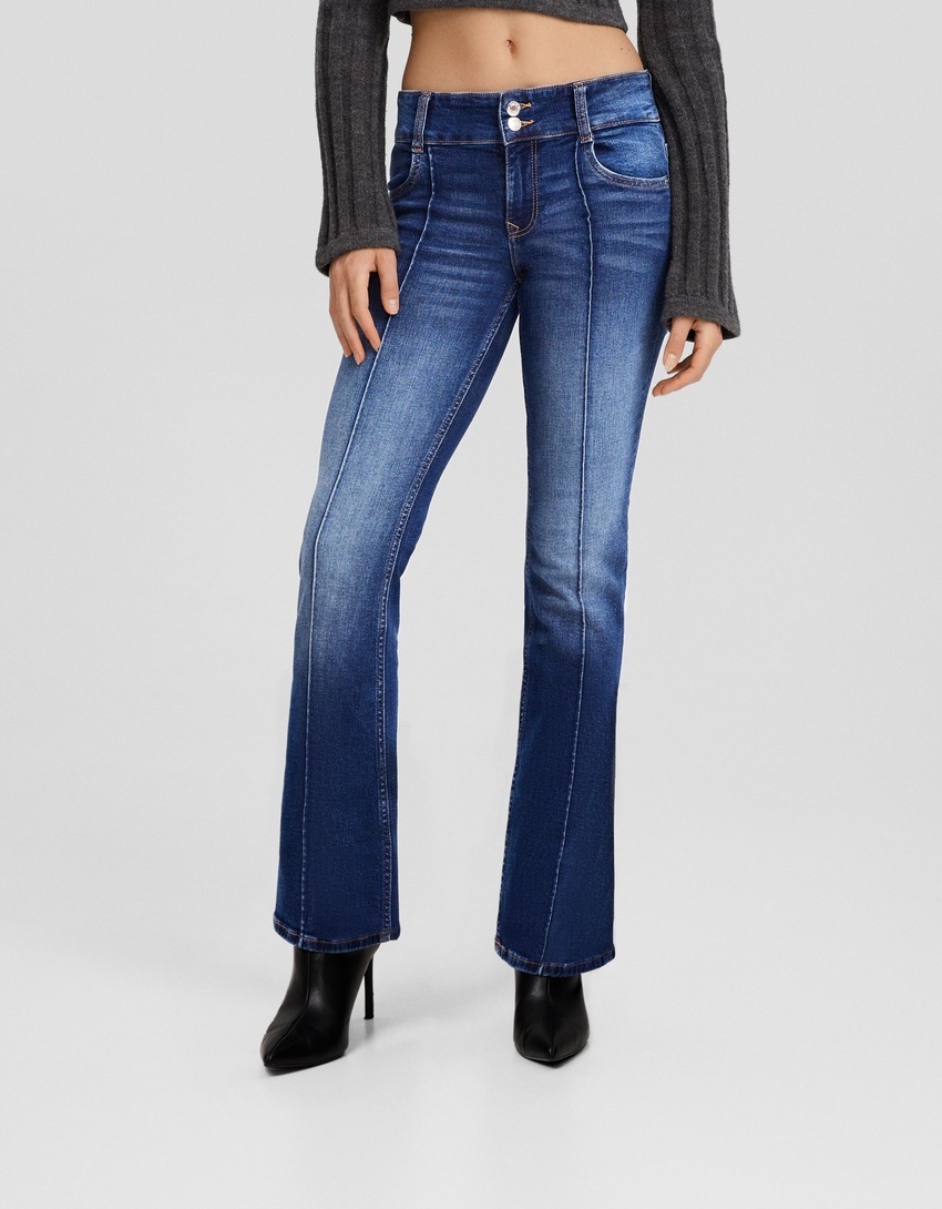 calça jeans bootcut de cintura baixa