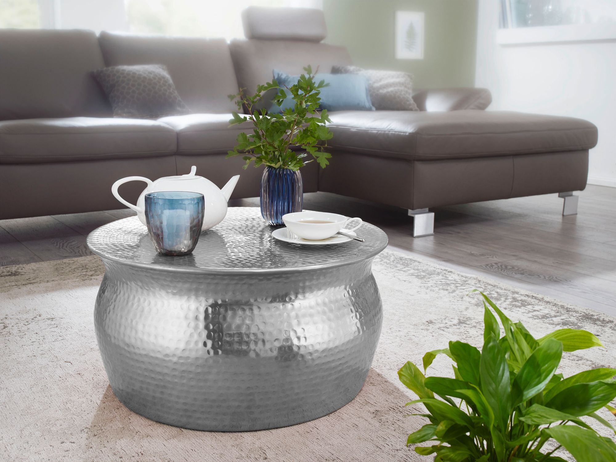 KADIMA DESIGN Couchtisch ENNS: Orientalisch, Hammerschlagstrukturen, Aluminium, handgefertigt
