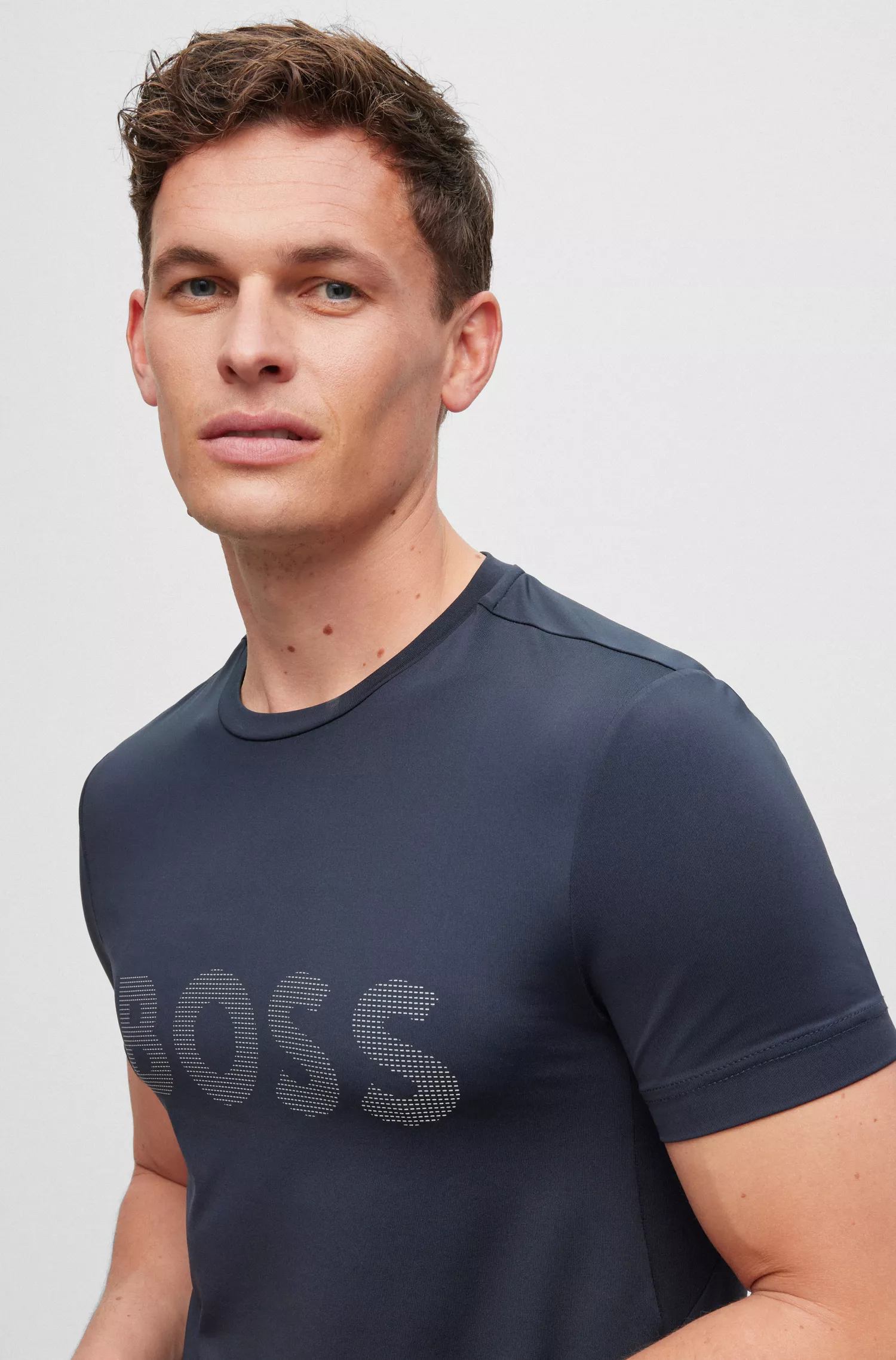 Camiseta BOSS verde, corte slim, com logotipo decorativo refletivo.