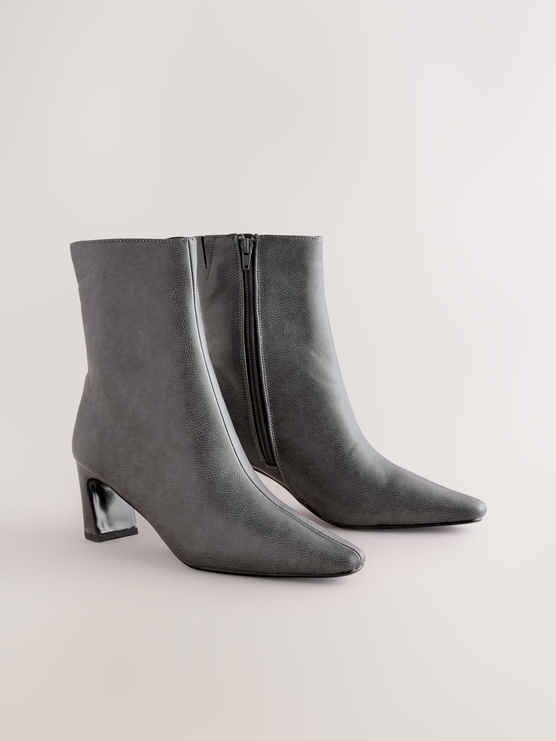 Grijs - Forever Comfort® enkellaarsjes met hak en spitse neus