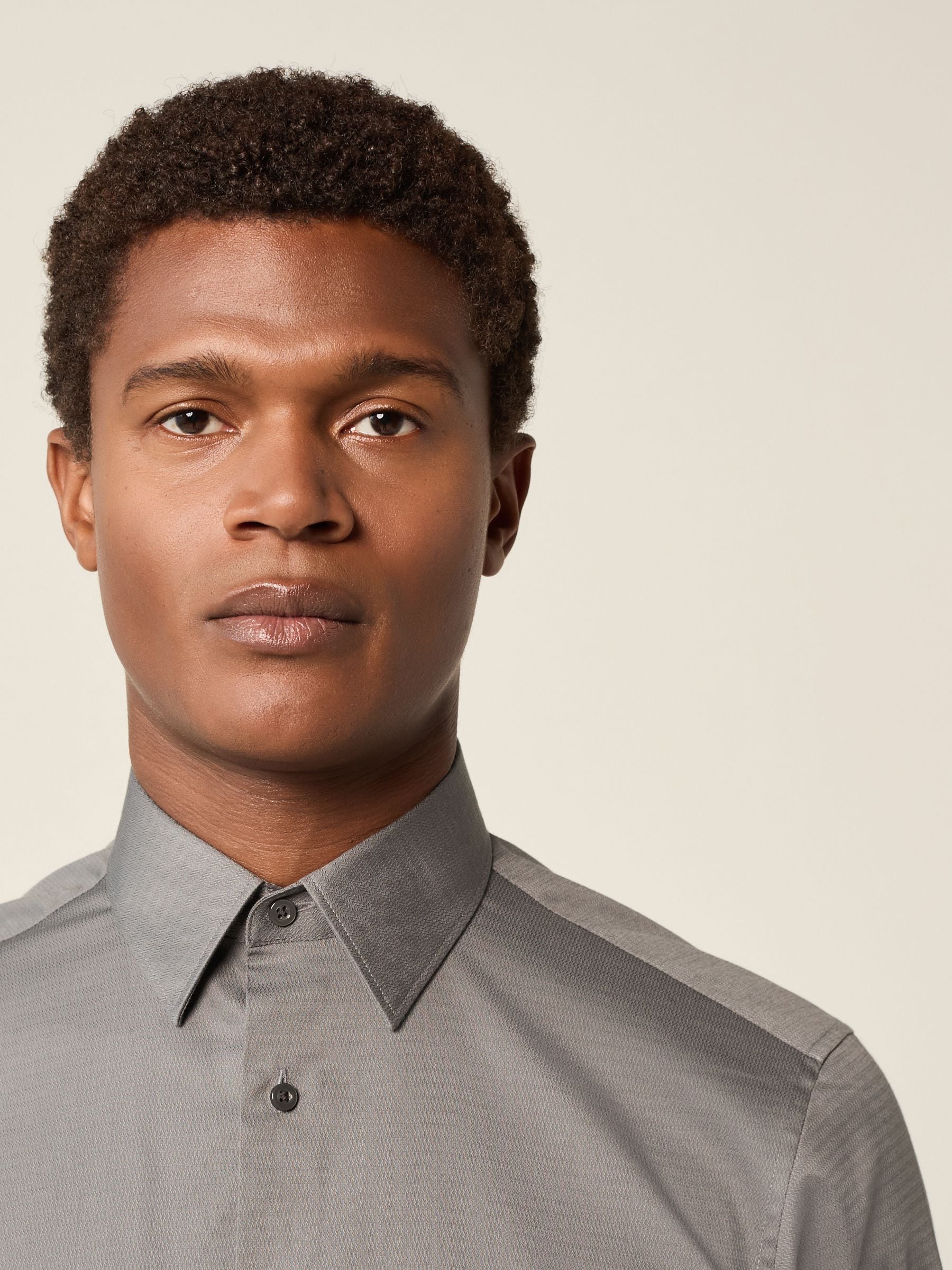 Donkergrijs - Slim Fit - Onderhoudsvriendelijk, getextureerd, slim fit overhemd met enkele manchet