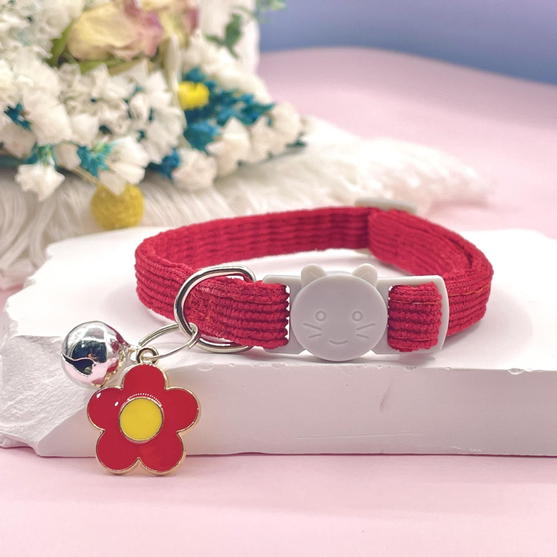 Verstellbares Kord Katzen Halsband mit Blume / Glöckchen - Rot