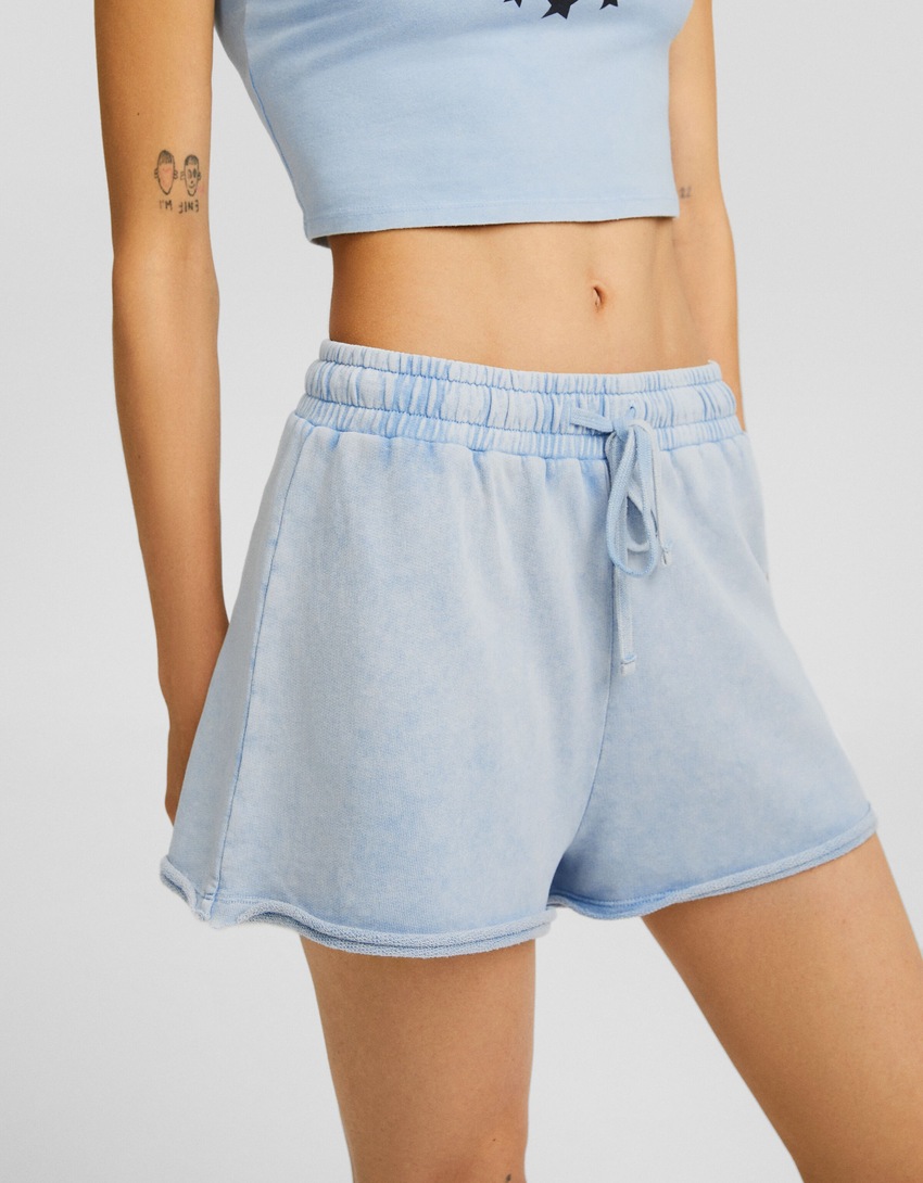 Shorts de pelúcia com efeito desbotado