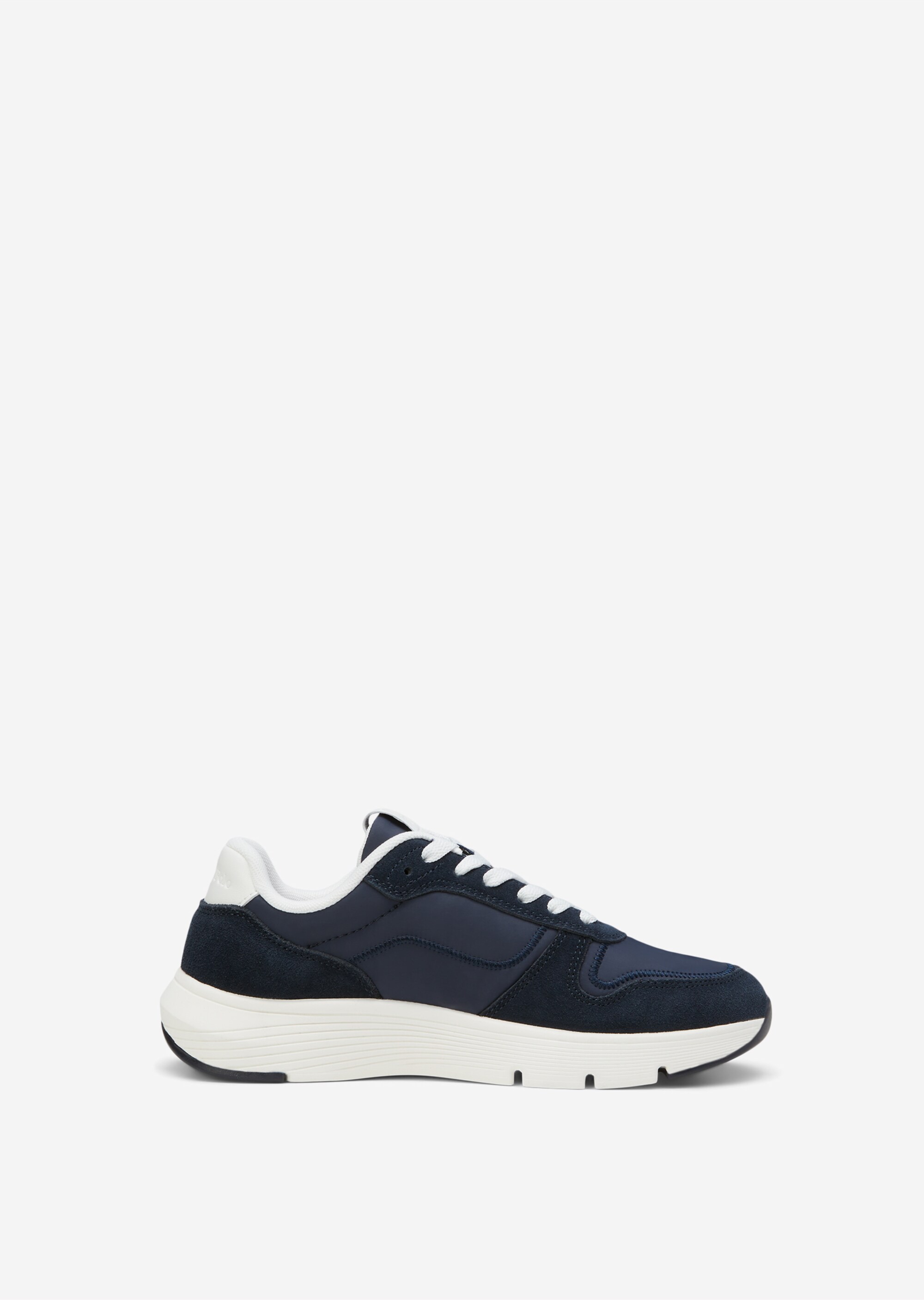Sneaker aus spannendem Material-Mix