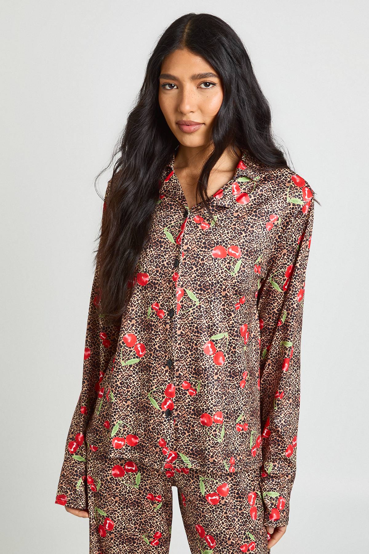 boohoo Ensemble Pyjama Tall Manches Longues Motif Cerises et Léopard - Haut et Pantalon