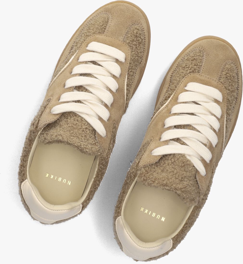 beige nubikk lage sneakers ray owen studs