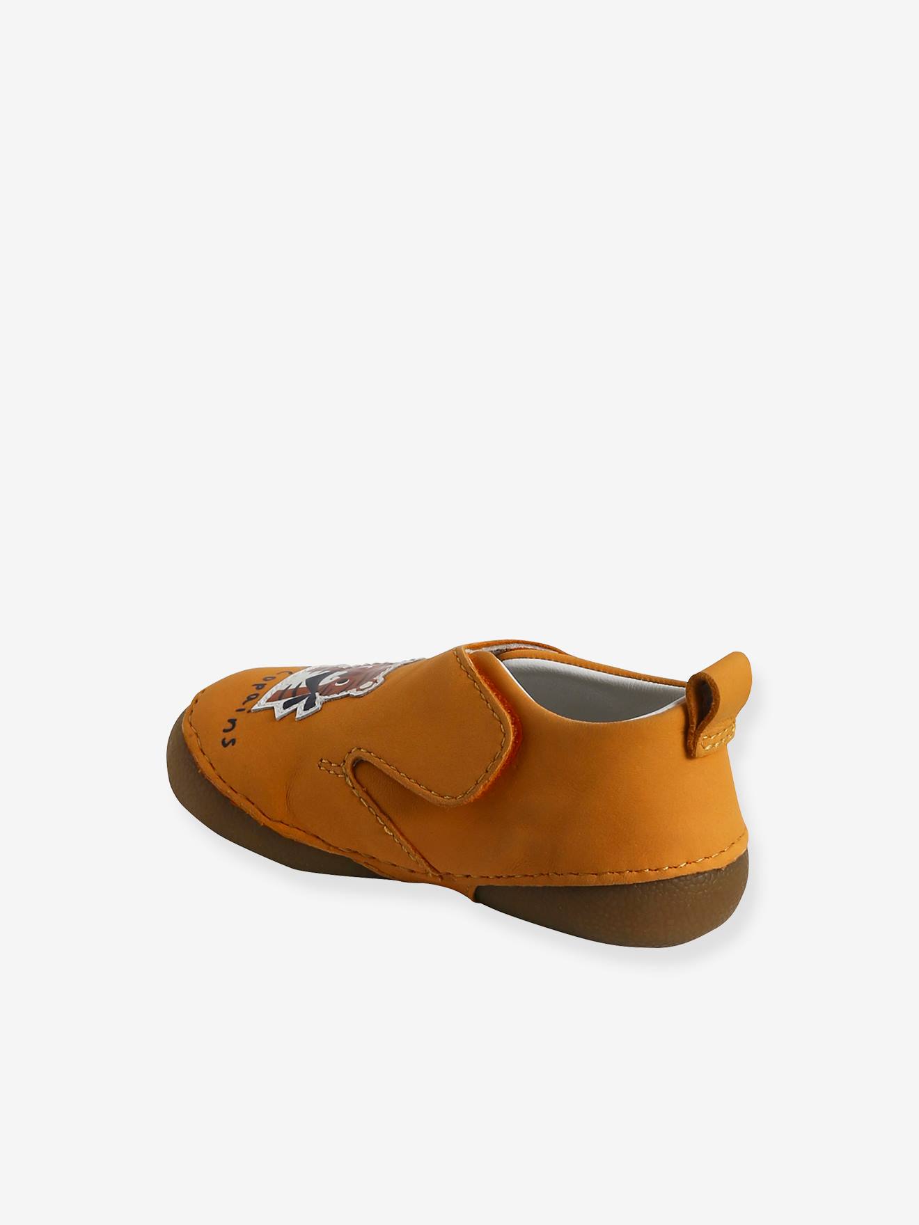 Pantufas amarelas para bebê, feitas de couro flexível com fecho de velcro.