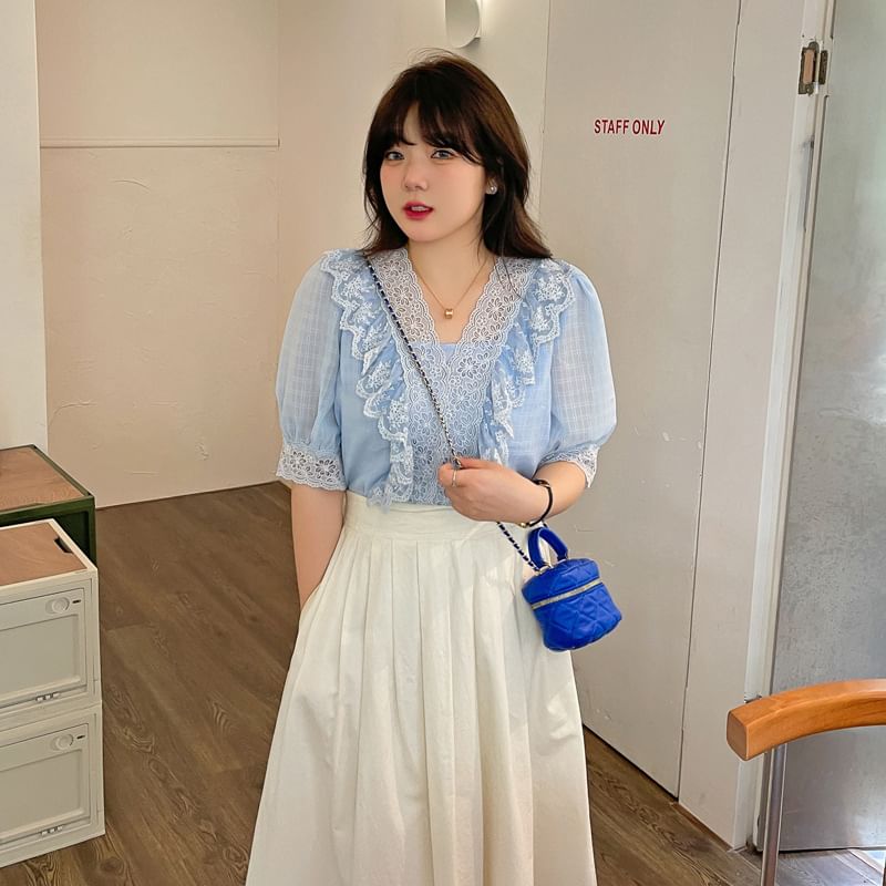 Tripoly - Plus-size blouse met V-hals, elleboogmouwen en geruite ruches en kant