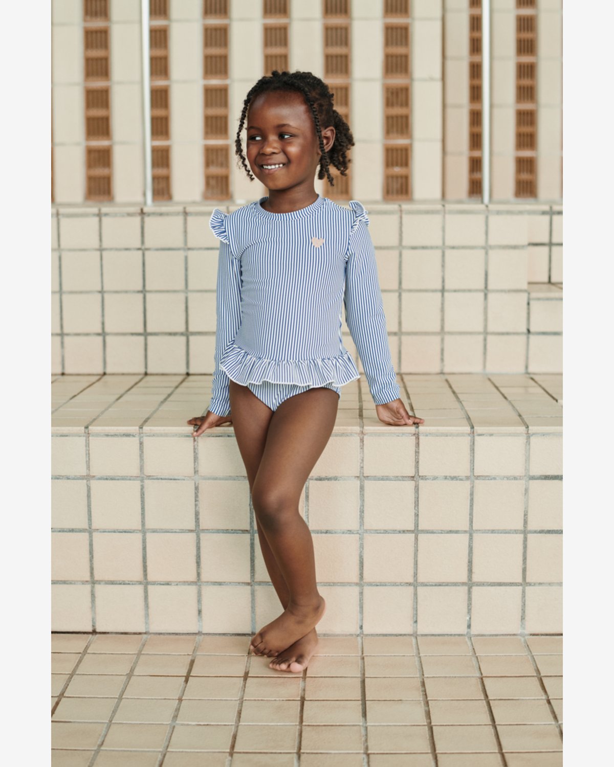 Badedrakt med Armer og Volanger – UV drakt UPF 40+ | Sille Seersucker Swimsuit