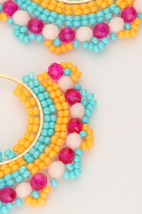 Half ronde statement oorhangers met multikleur kralen
